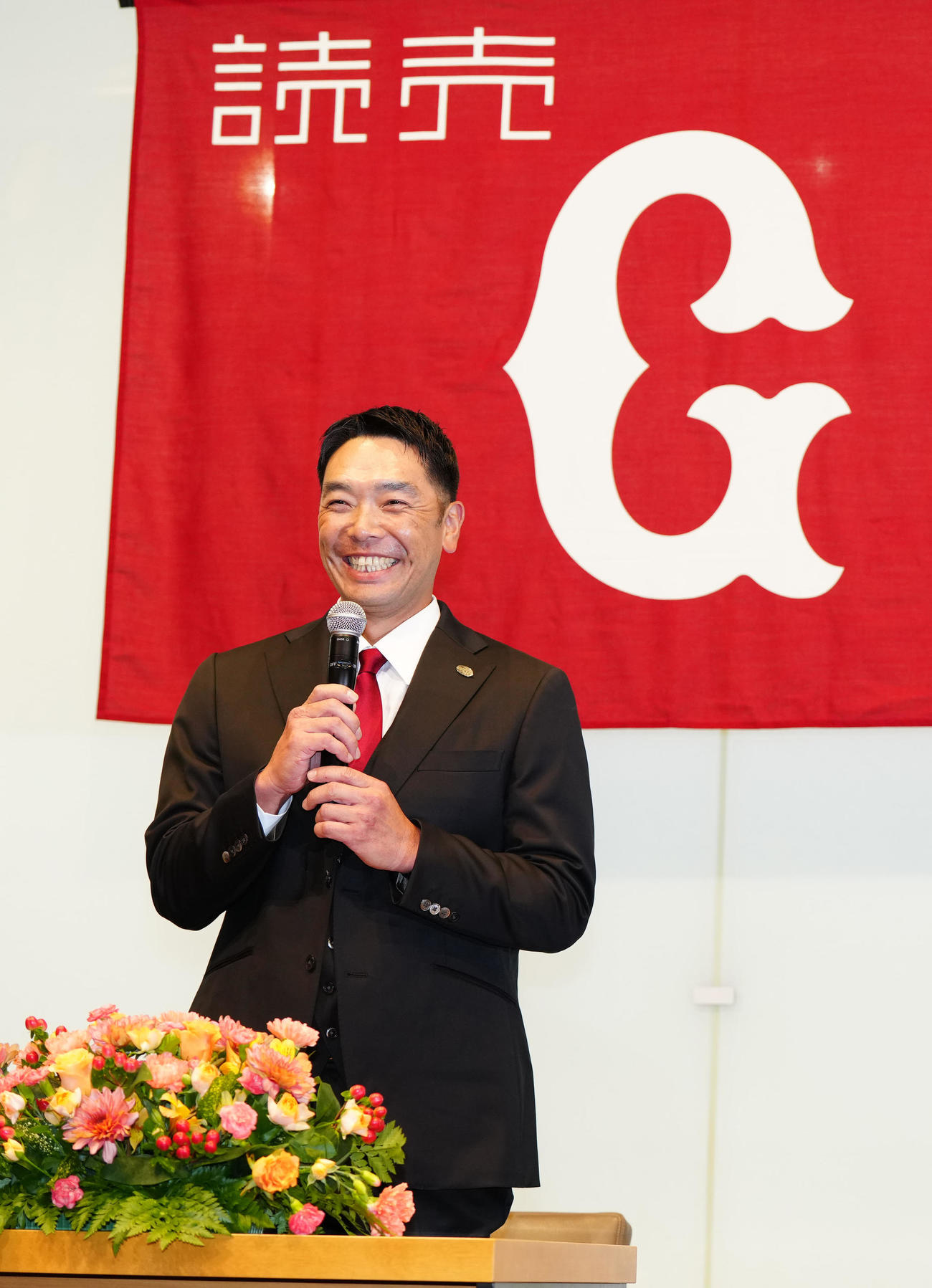 10月6日、会見で笑顔を見せる巨人阿部慎之助新監督