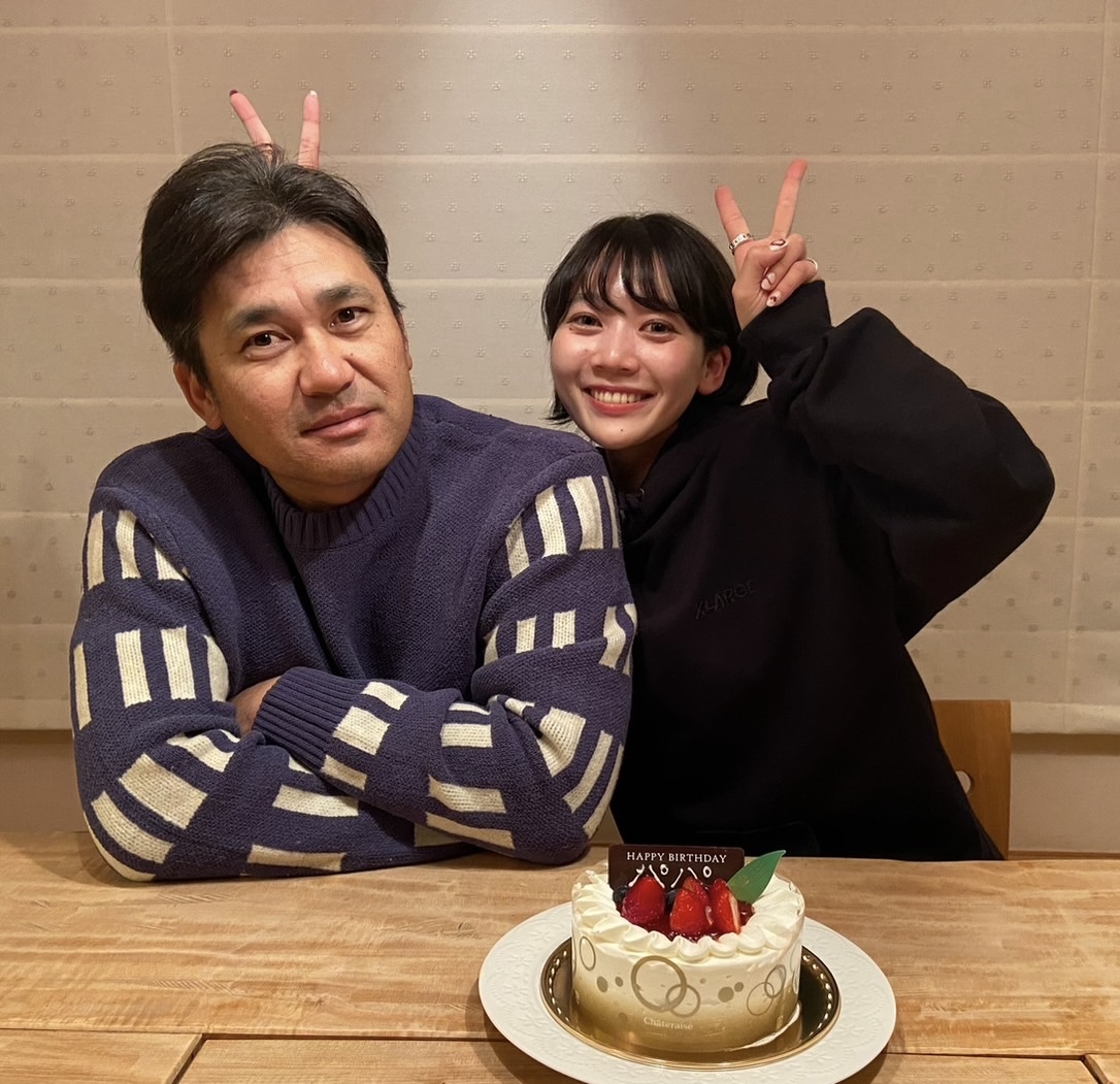 黒木知宏投手コーチ（左）と球団公式チアパフォーマー「M☆Splash！！」のMEIさん（右）（球団提供）