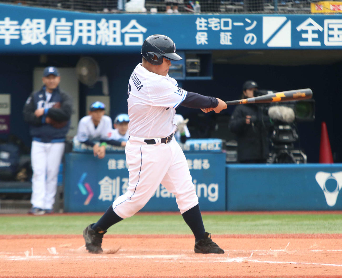 中日ジュニア対西武ジュニア　2回裏西武ジュニア1死で中前適時打を放つ中村（撮影・山崎純一）