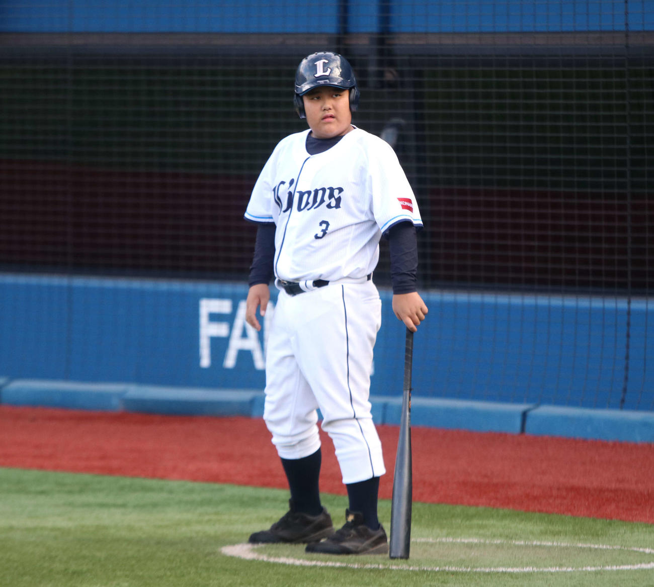中日ジュニア対西武ジュニア　打席を待つ西武ジュニア中村（撮影・山崎純一）