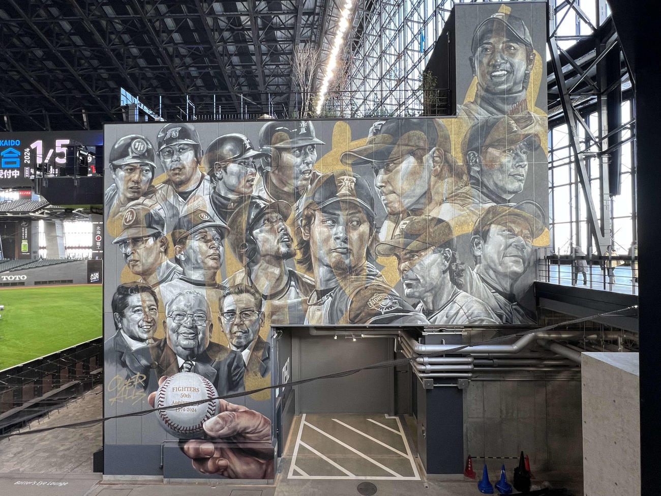 日本ハム球団創立50周年を記念しエスコンフィールド北海道に描かれた新ウォールアート（撮影・佐藤翔太）