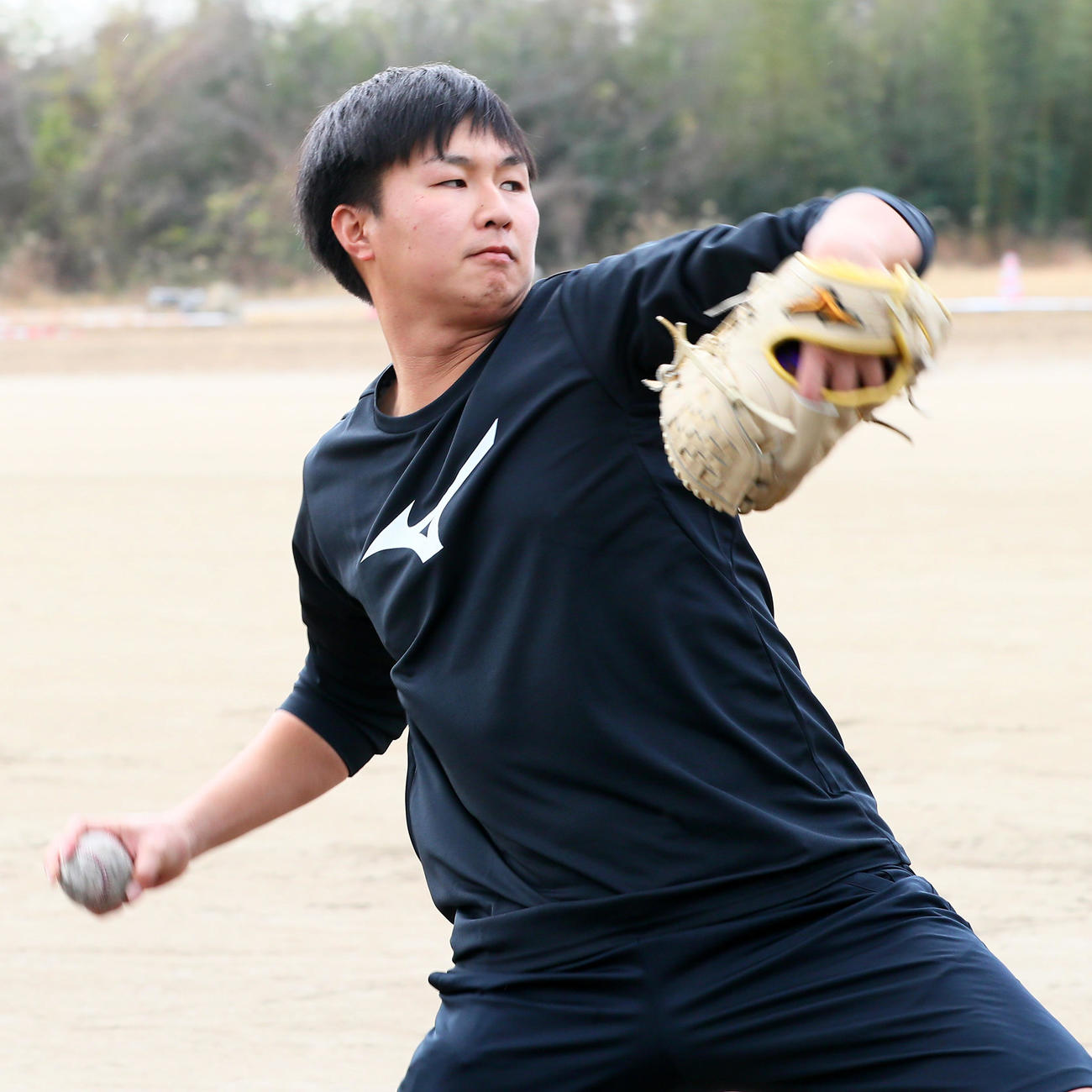 自主トレでキャッチボールする阪神津田（撮影・上山淳一）