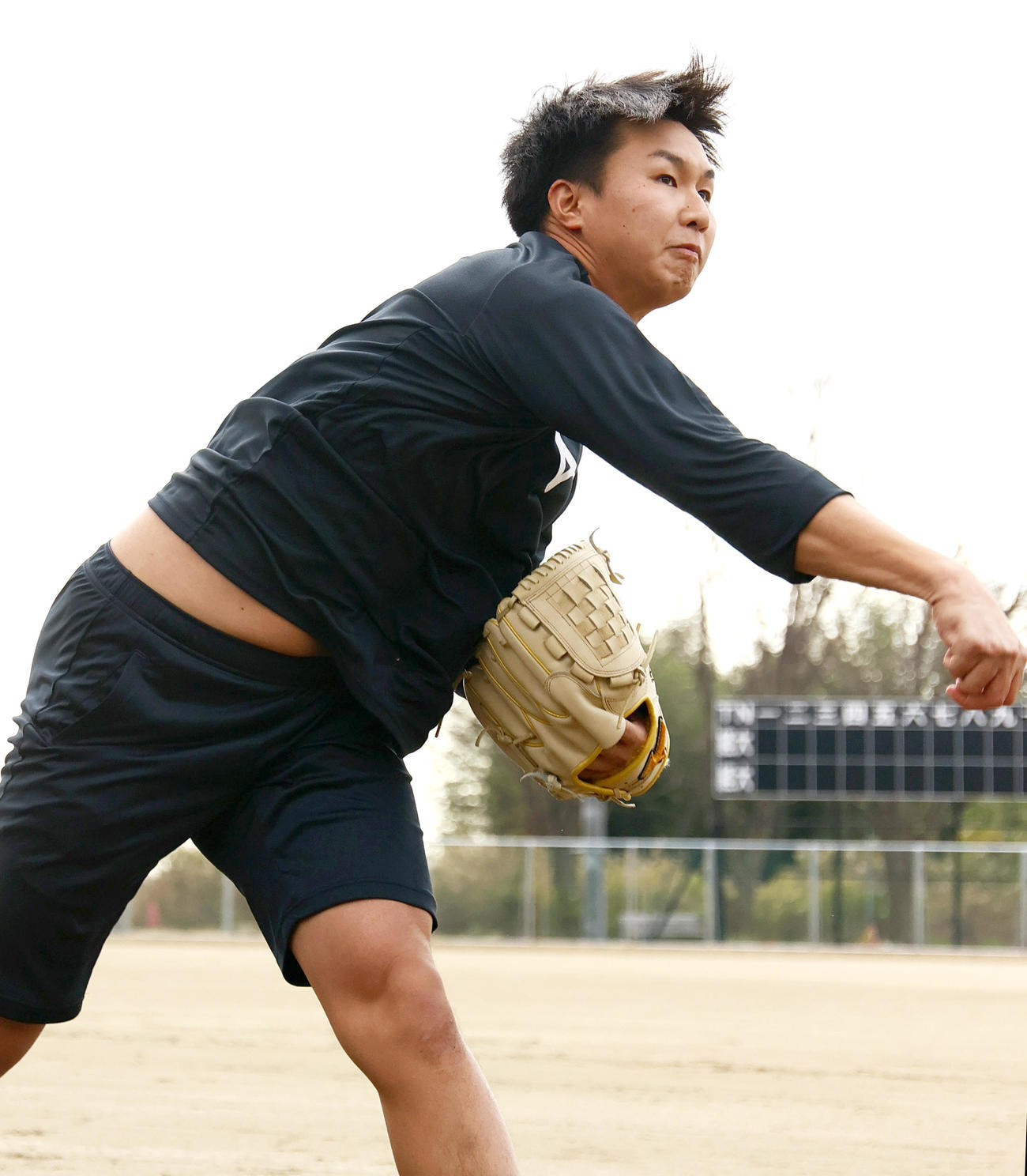 自主トレでキャッチボールする阪神津田（撮影・上山淳一）