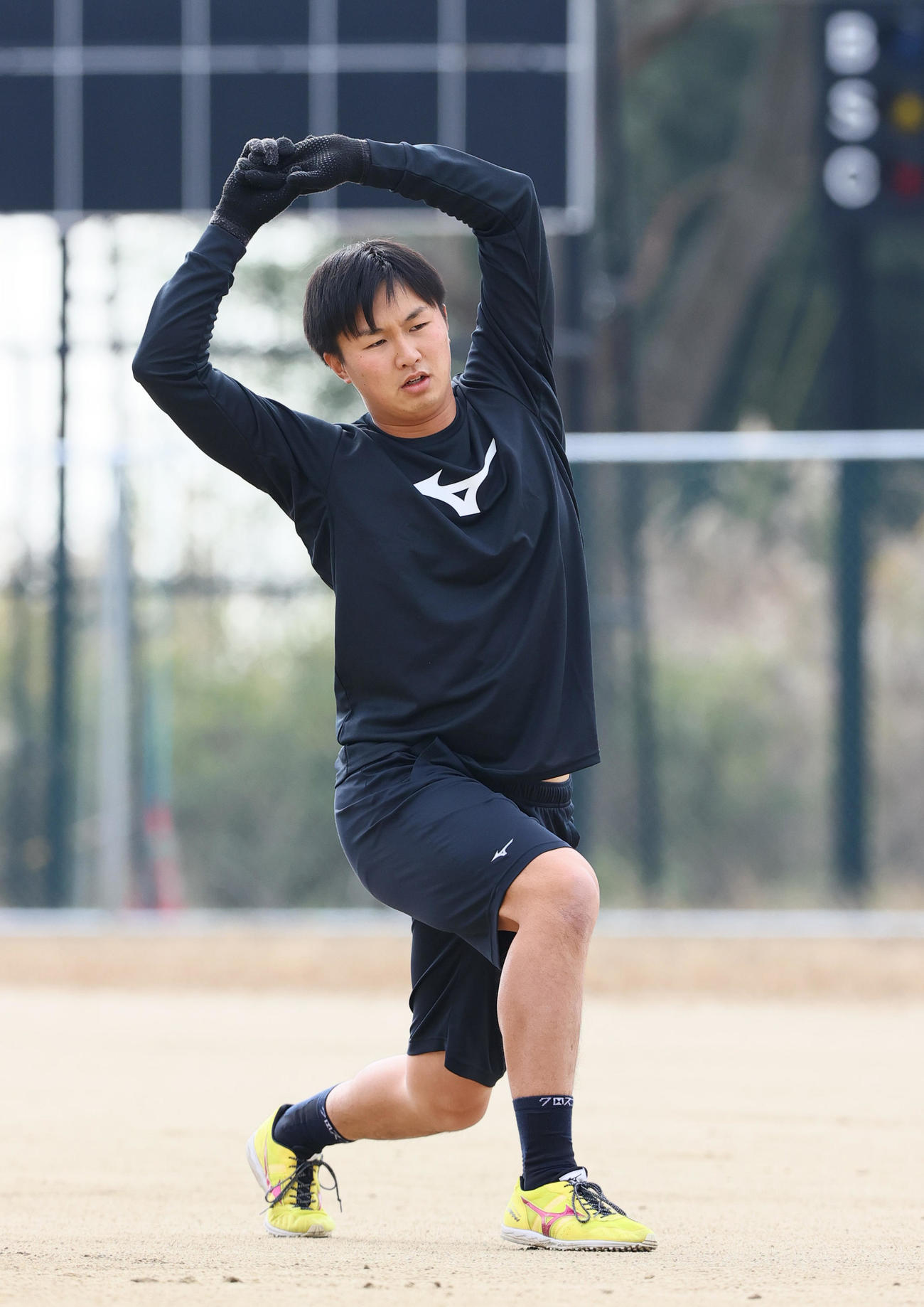 自主トレする阪神津田（撮影・上山淳一）