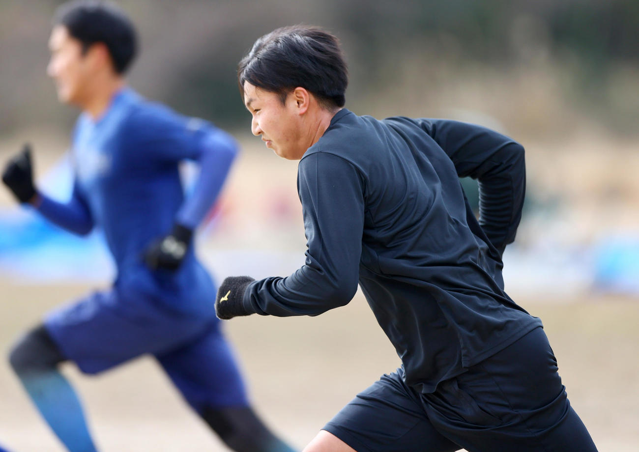 自主トレする阪神津田（撮影・上山淳一）