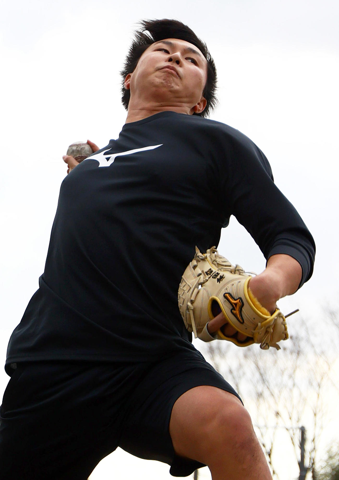 自主トレでキャッチボールする阪神津田（撮影・上山淳一）