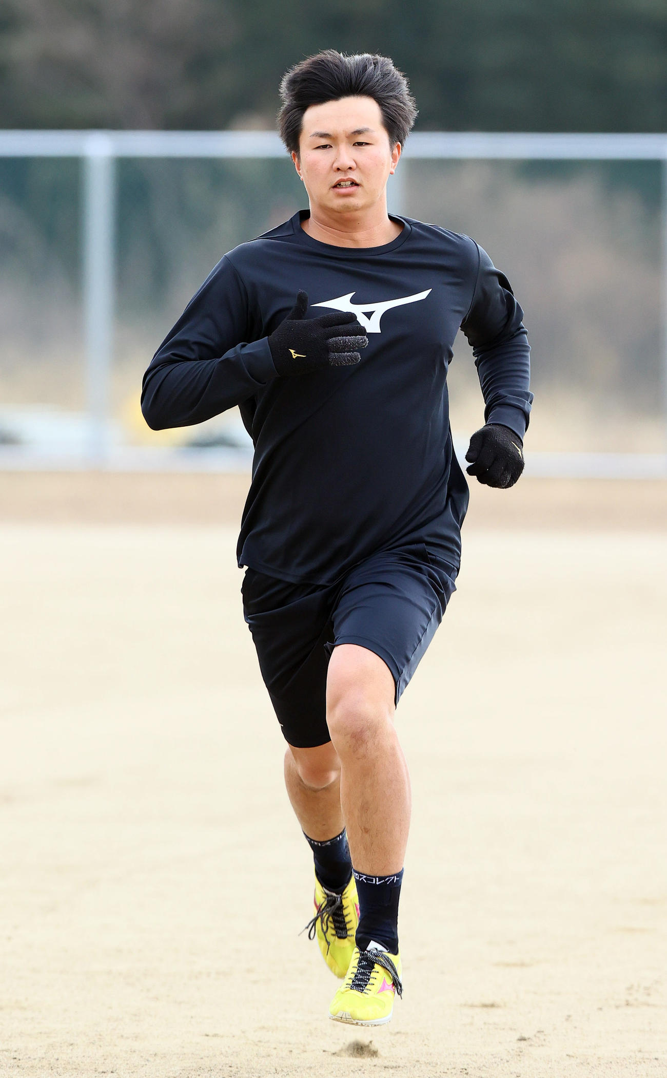 自主トレでダッシュする阪神津田（撮影・上山淳一）