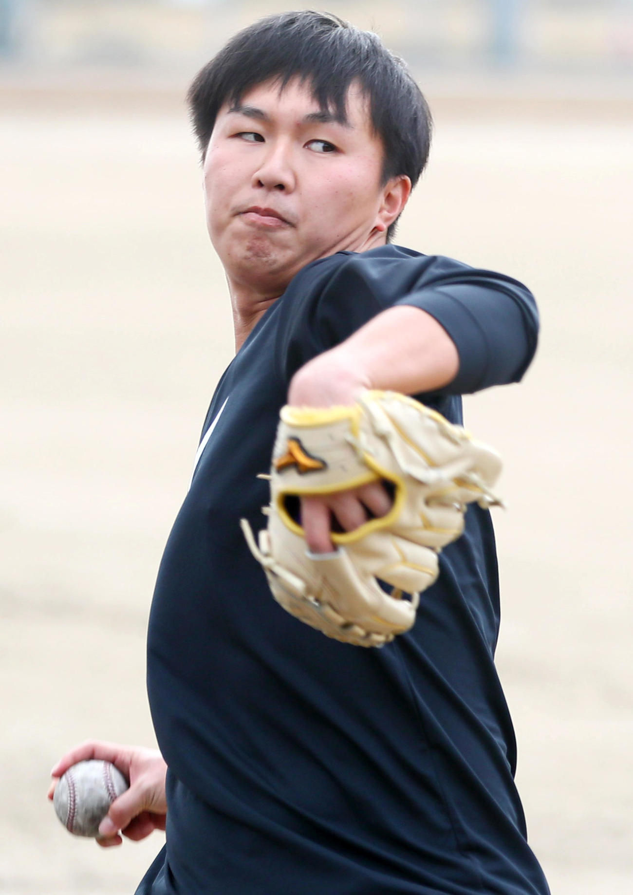 自主トレでキャッチボールする阪神津田（撮影・上山淳一）