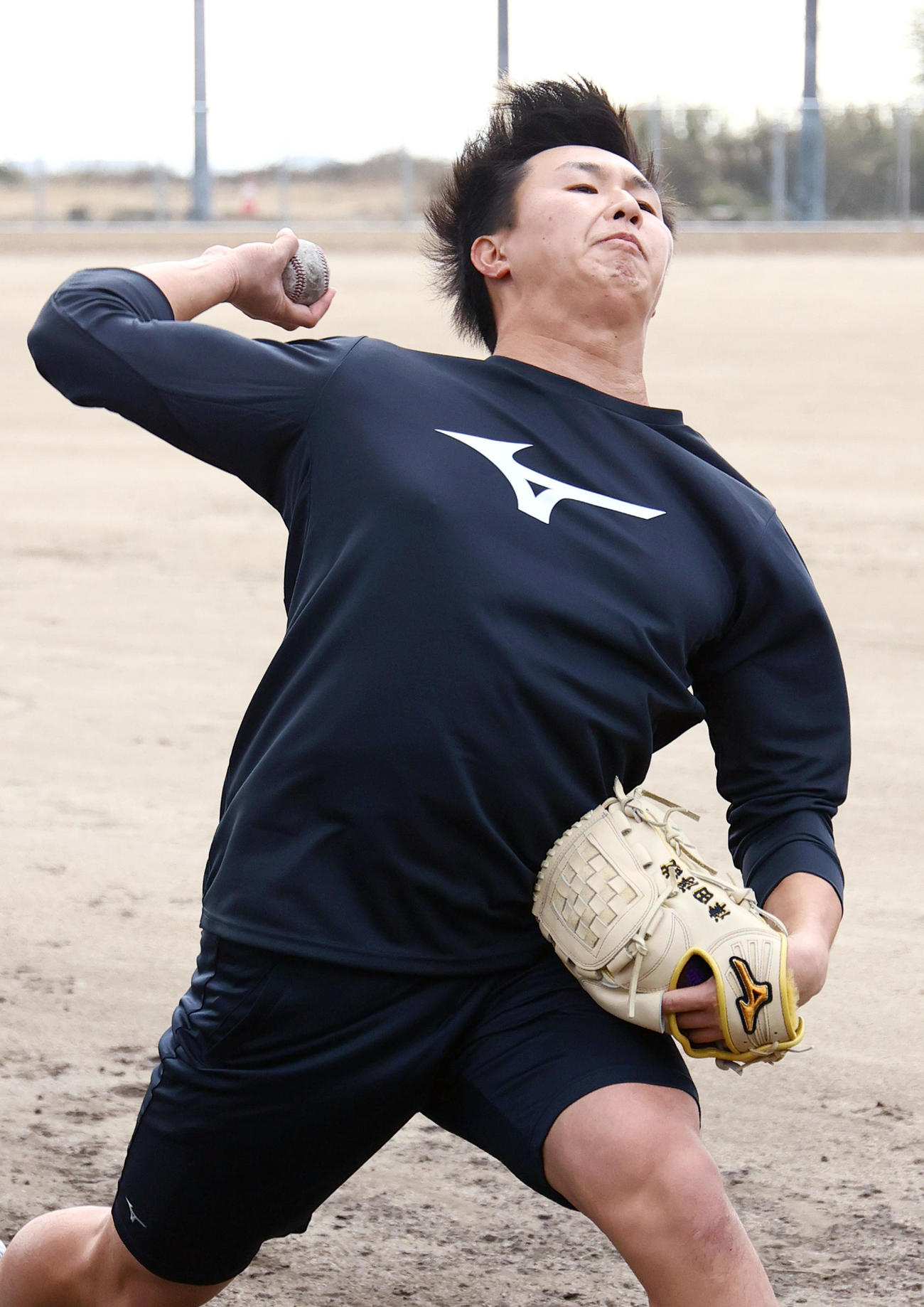 自主トレでキャッチボールする阪神津田（撮影・上山淳一）