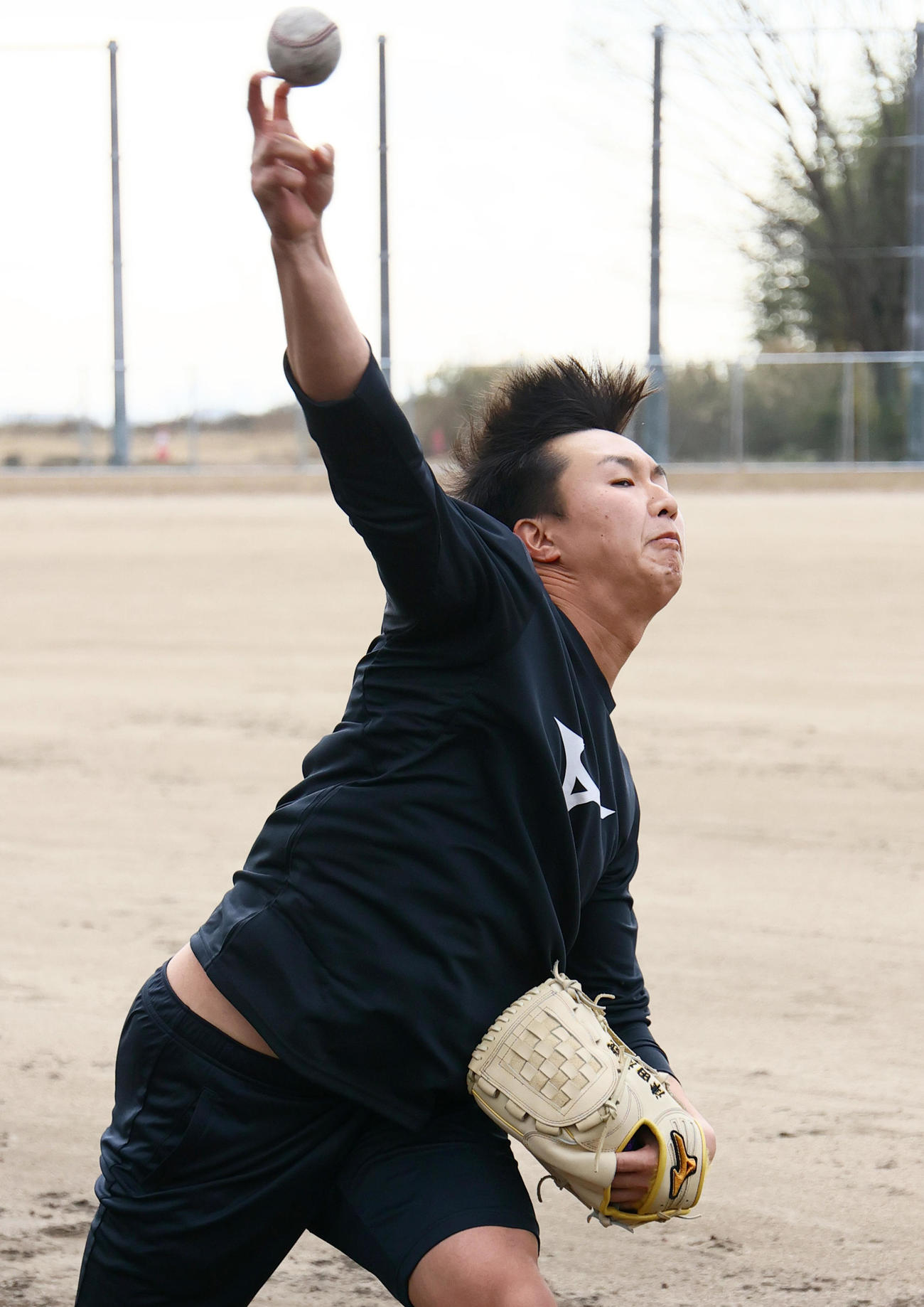 自主トレでキャッチボールする阪神津田（撮影・上山淳一）