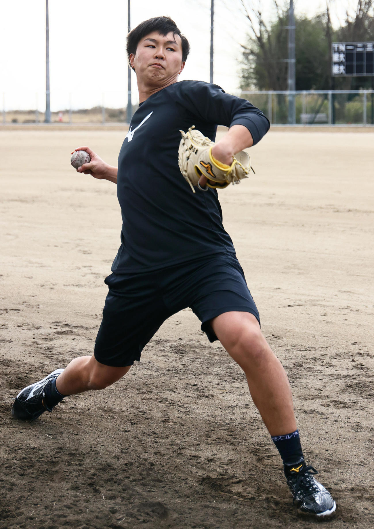 自主トレでキャッチボールする阪神津田（撮影・上山淳一）