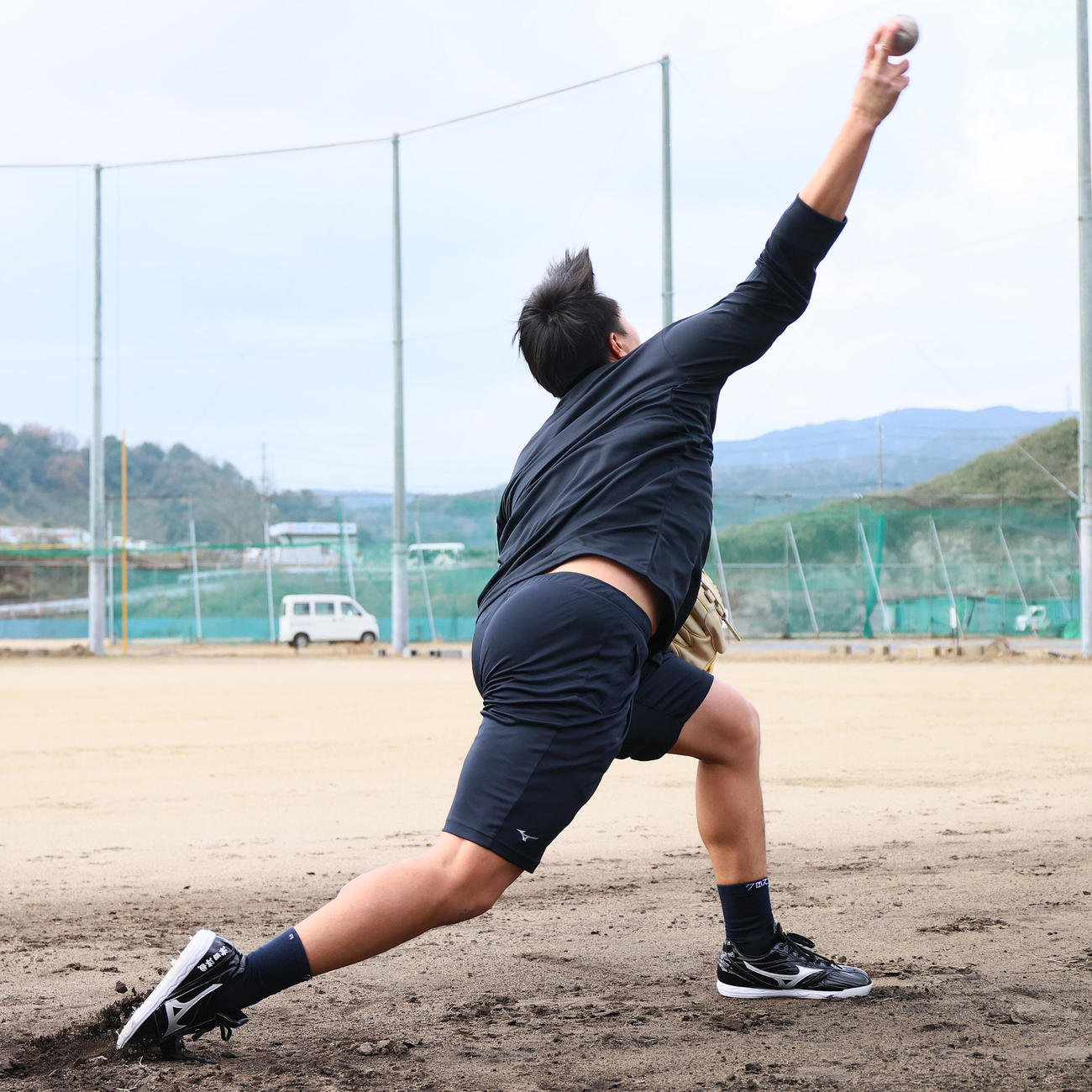 自主トレでキャッチボールする阪神津田（撮影・上山淳一）