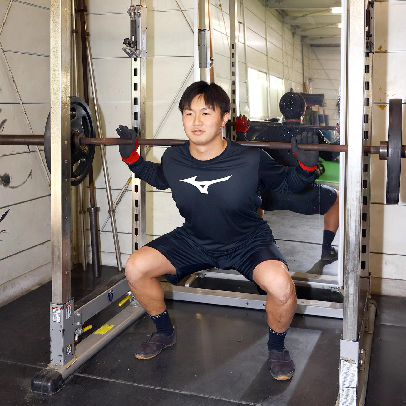 ウエイトトレーニングで汗を流す阪神津田（撮影・上山淳一）
