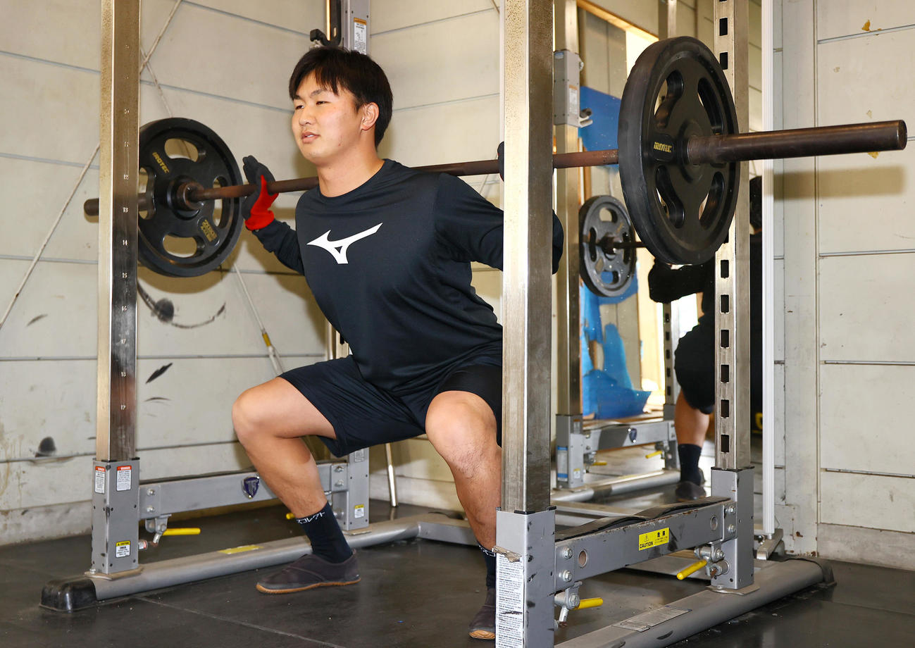 自主トレする阪神津田（撮影・上山淳一）