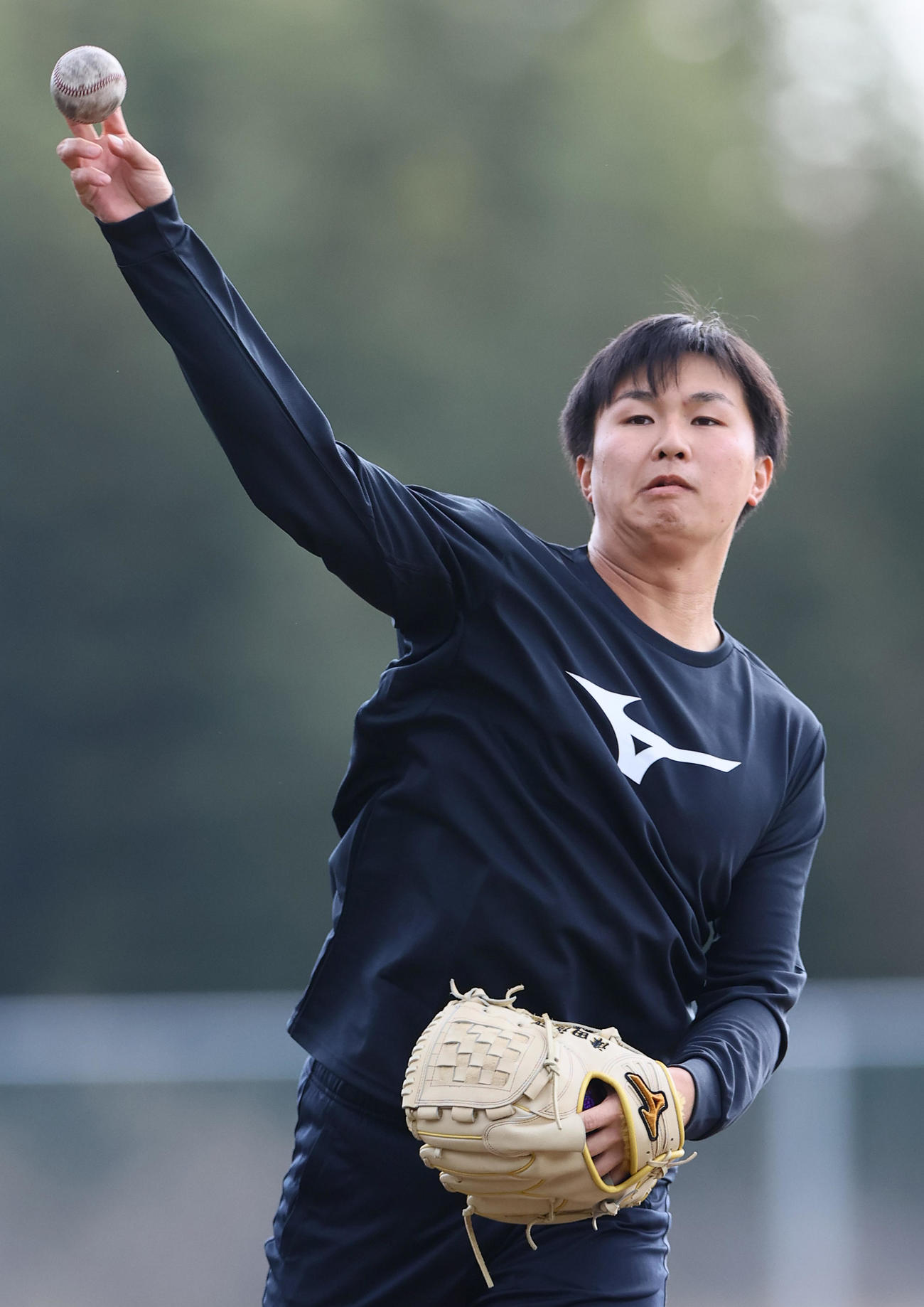 自主トレでキャッチボールする阪神津田（撮影・上山淳一）