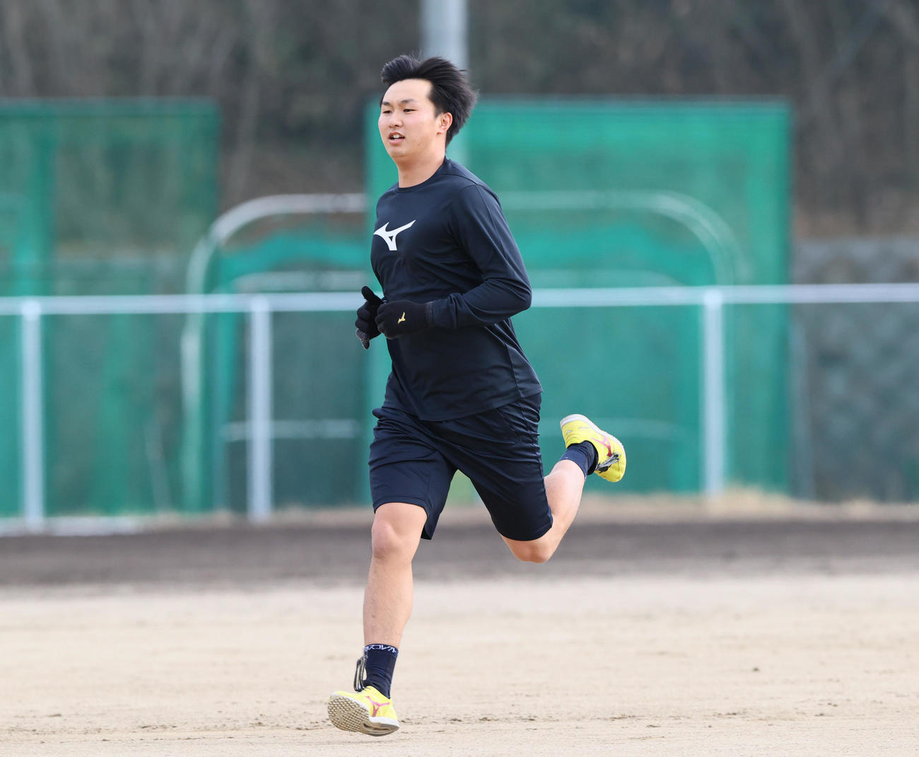自主トレでダッシュする阪神津田（撮影・上山淳一）