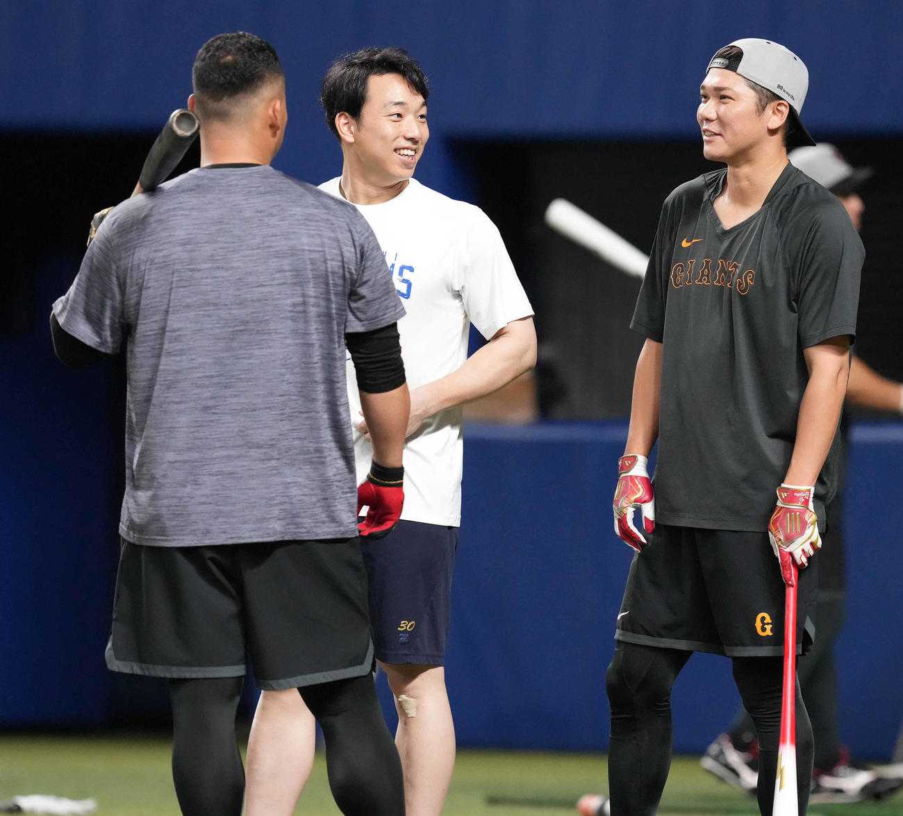 巨人坂本（右）、中田（左）と談笑する中日宇佐見（2023年8月撮影）