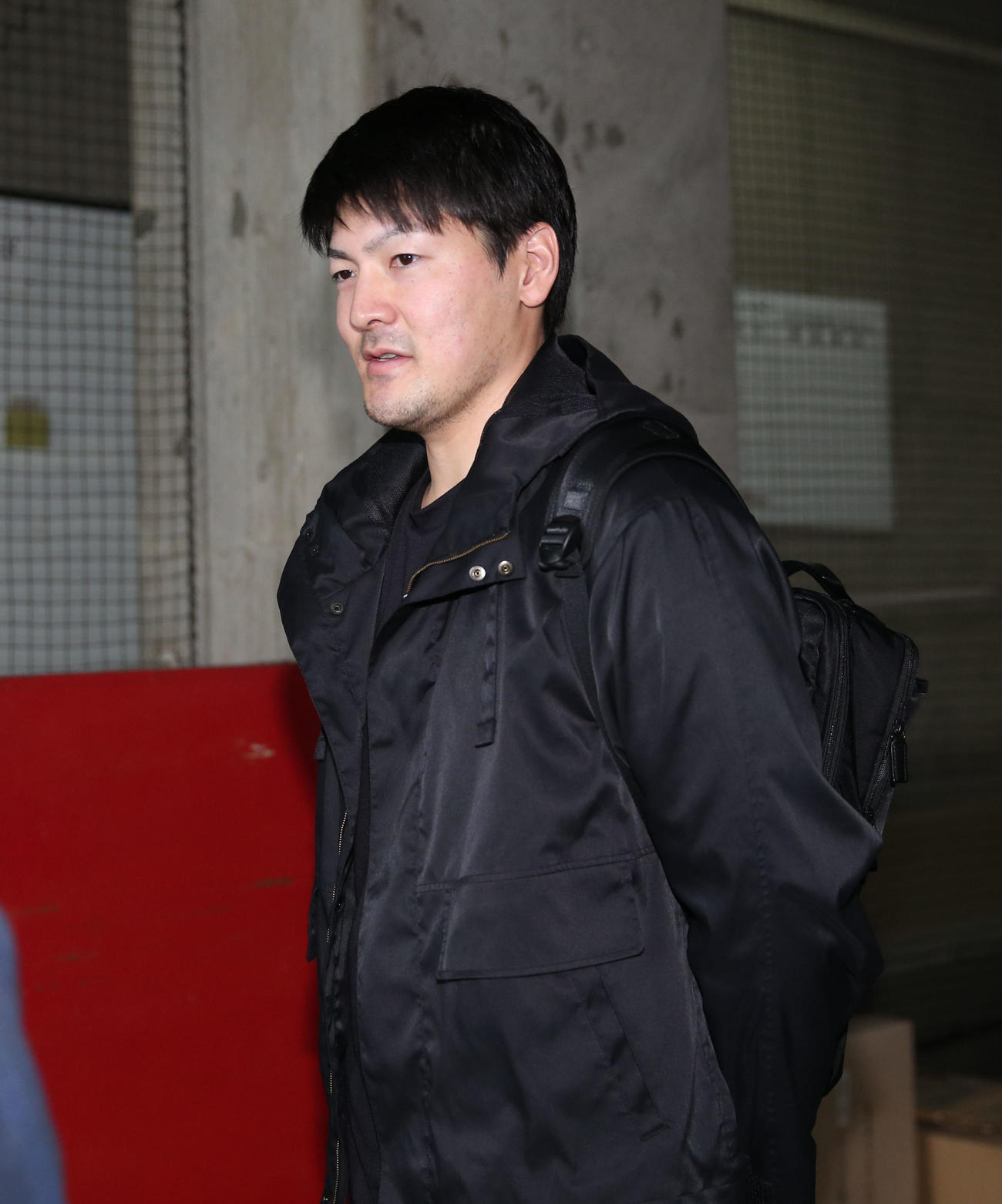 球場を訪れ囲み取材に応じる有原（撮影・冨田成美）
