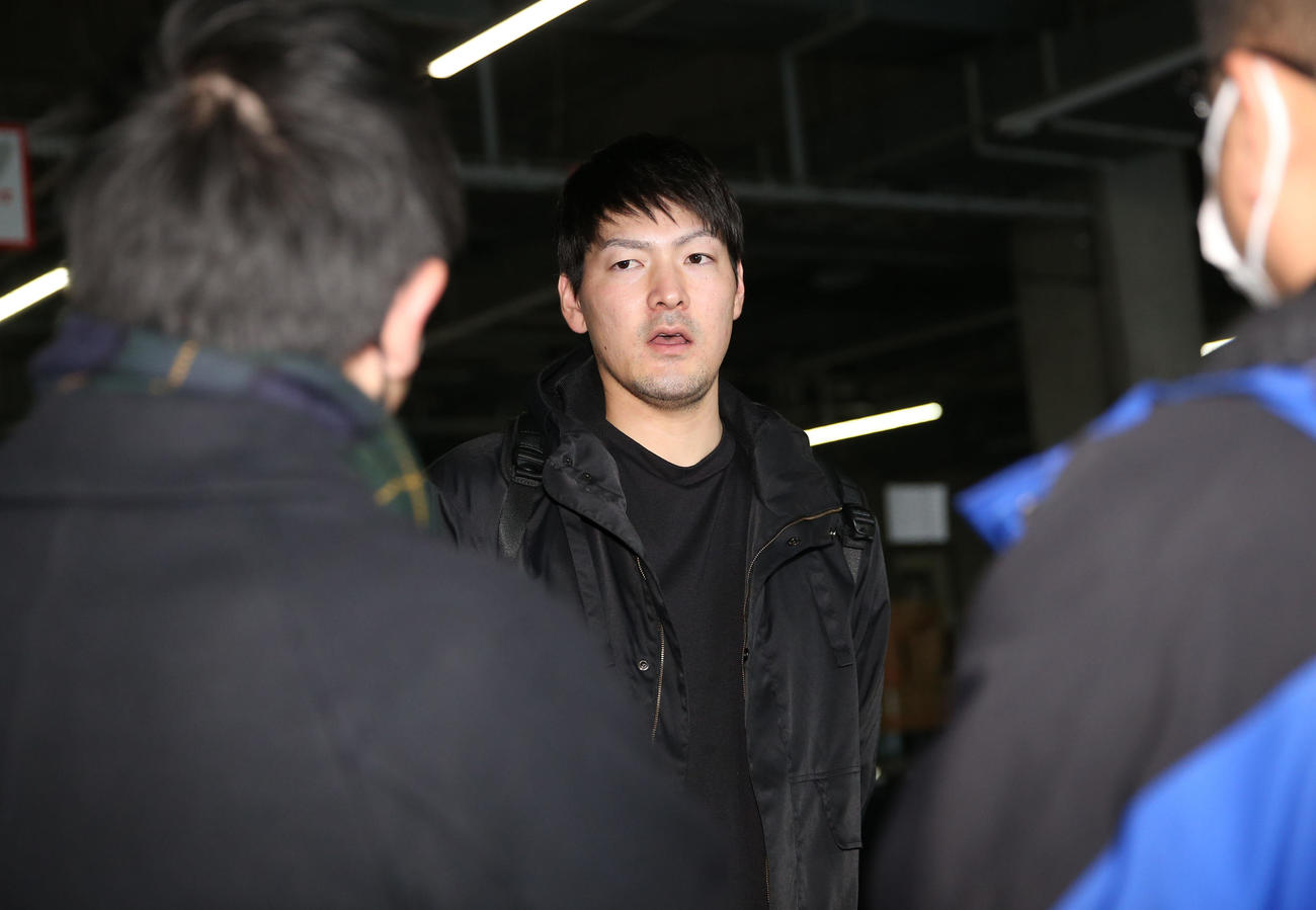 球場を訪れ囲み取材に応じる有原（撮影・冨田成美）