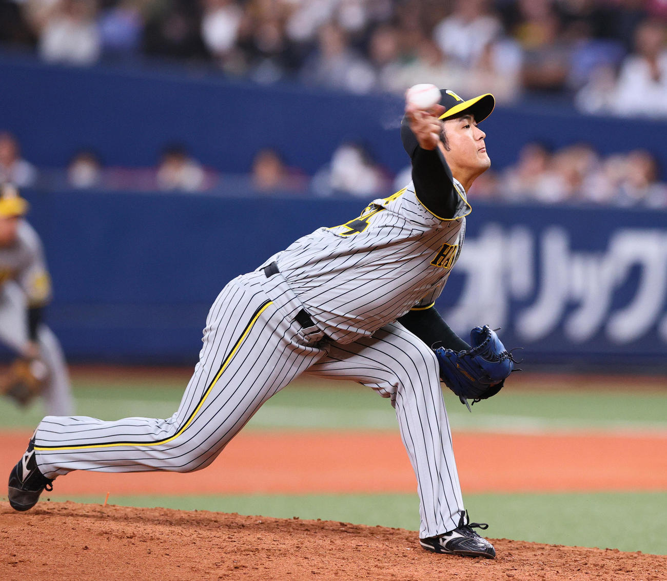 SMBC日本シリーズ2023第2戦オリックス対阪神　7回、阪神3番手で登板の岡留英貴（2023年10月29日撮影）