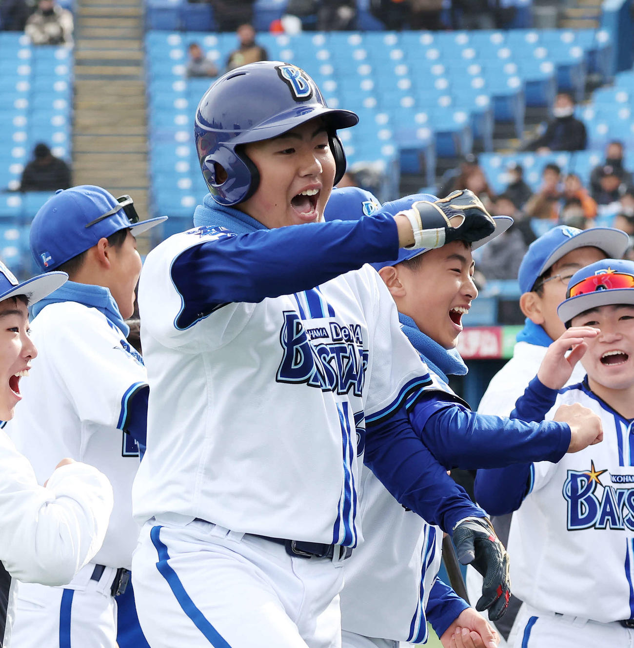 楽天ジュニア対DeNAジュニア　2回裏DeNAジュニア無死、ソロ本塁打を放ち、デスターシャをする井端巧（撮影・宮地輝）