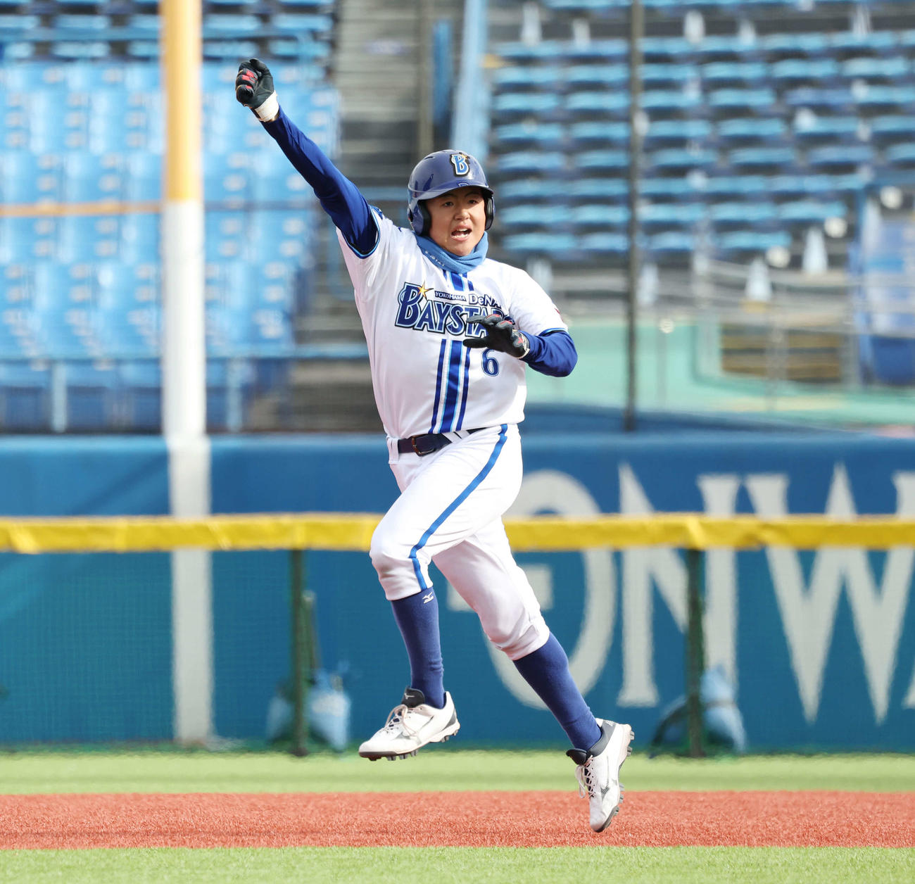 楽天ジュニア対DeNAジュニア　2回裏DeNAジュニア無死、ソロ本塁打を放ち、ジャンプしてガッツポーズする井端巧（撮影・宮地輝）