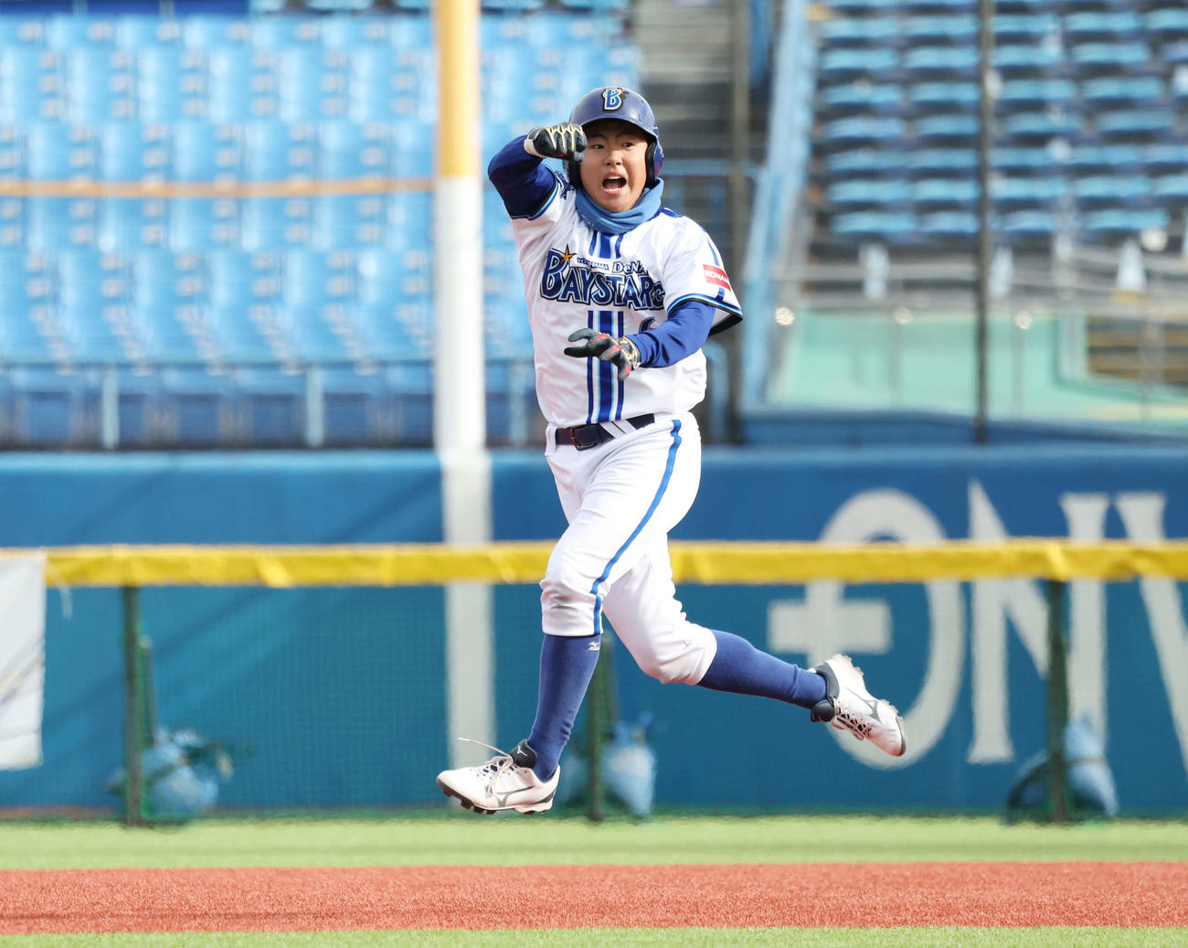 楽天ジュニア対DeNAジュニア　2回裏DeNAジュニア無死、ソロ本塁打を放ち、ジャンプしてガッツポーズする井端巧（撮影・宮地輝）