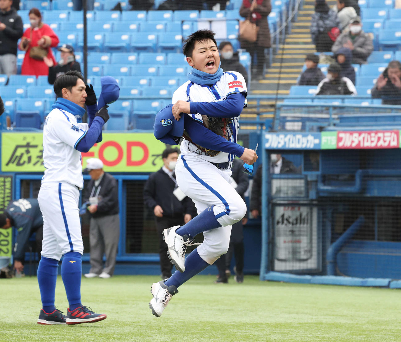 楽天ジュニア対DeNAジュニア　勝利し、ジャンプしてガッツポーズするDeNAジュニア井端巧（撮影・宮地輝）