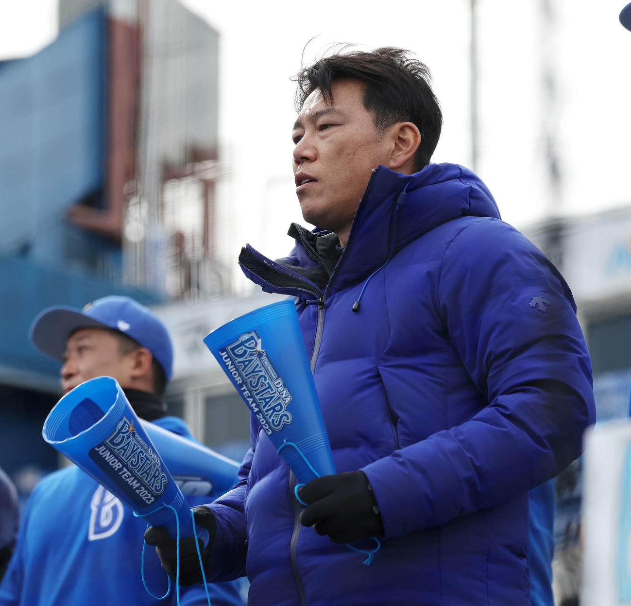 楽天ジュニア対DeNAジュニア　スタンドから長男のDeNAジュニア巧を応援する侍ジャパン井端監督（撮影・宮地輝）