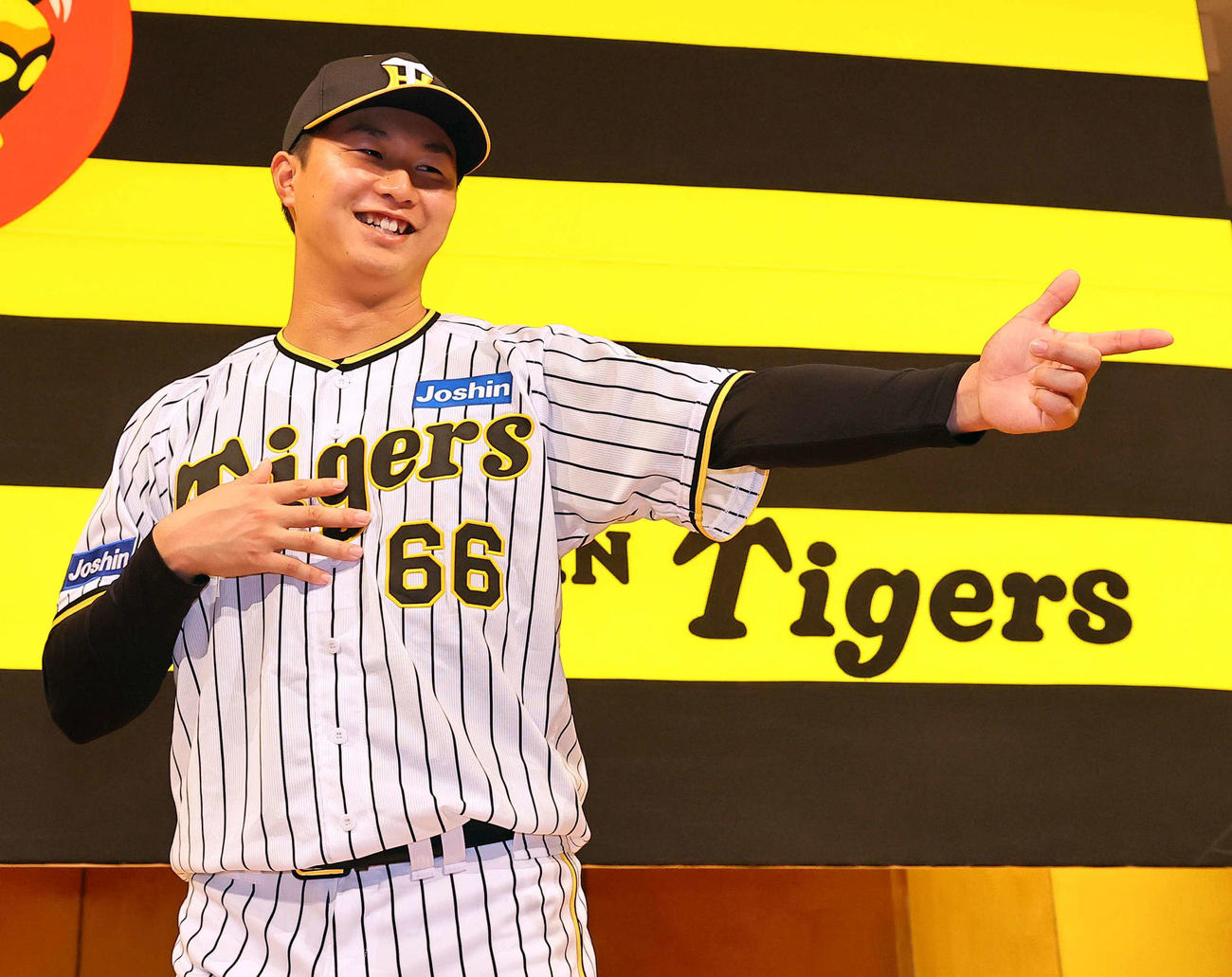 ゴイゴイスーポーズを決めるドラフト6位津田淳哉（2023年12月11日撮影）