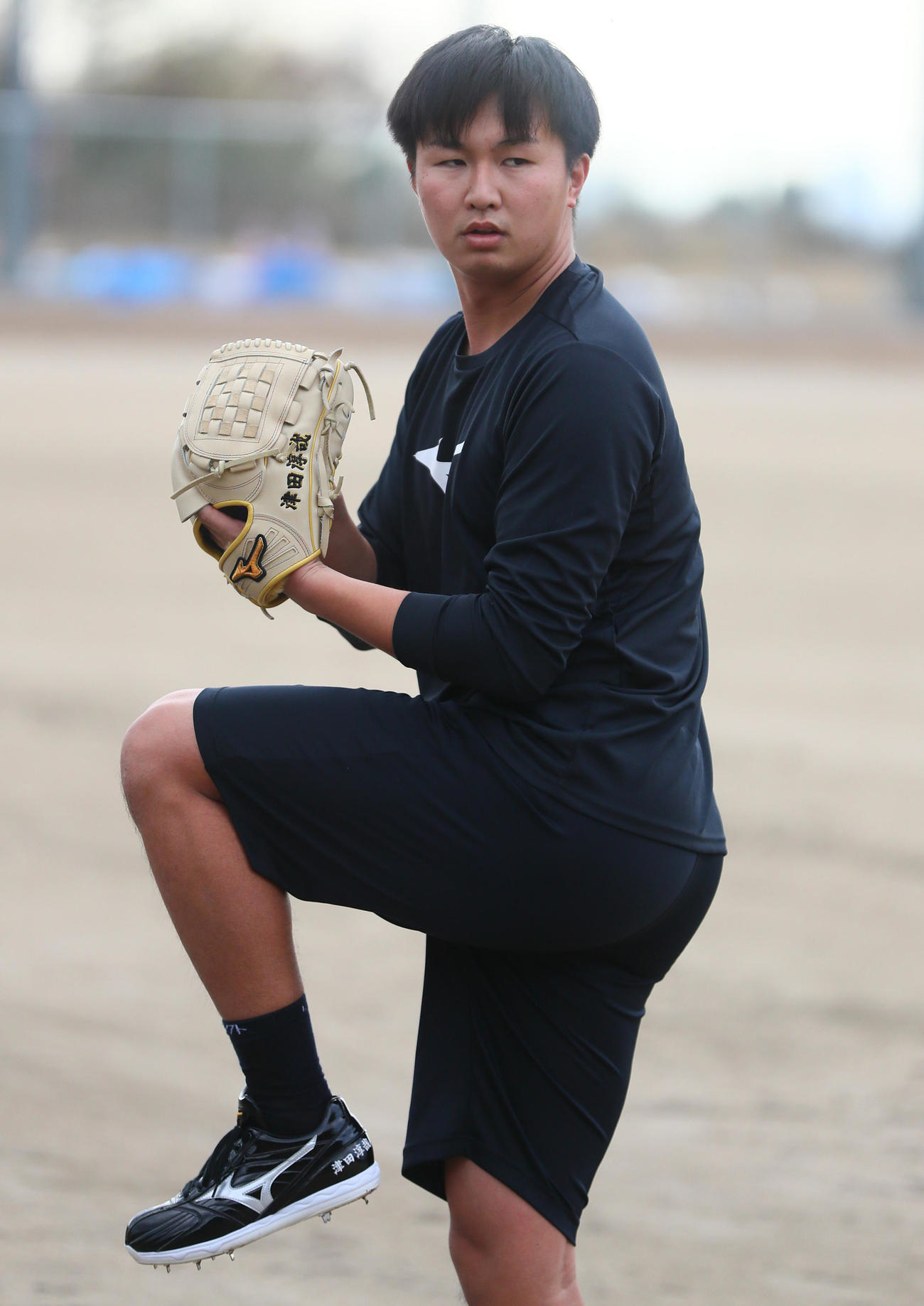 阪神津田は一新したグラブとスパイクで練習する（撮影・上山淳一）