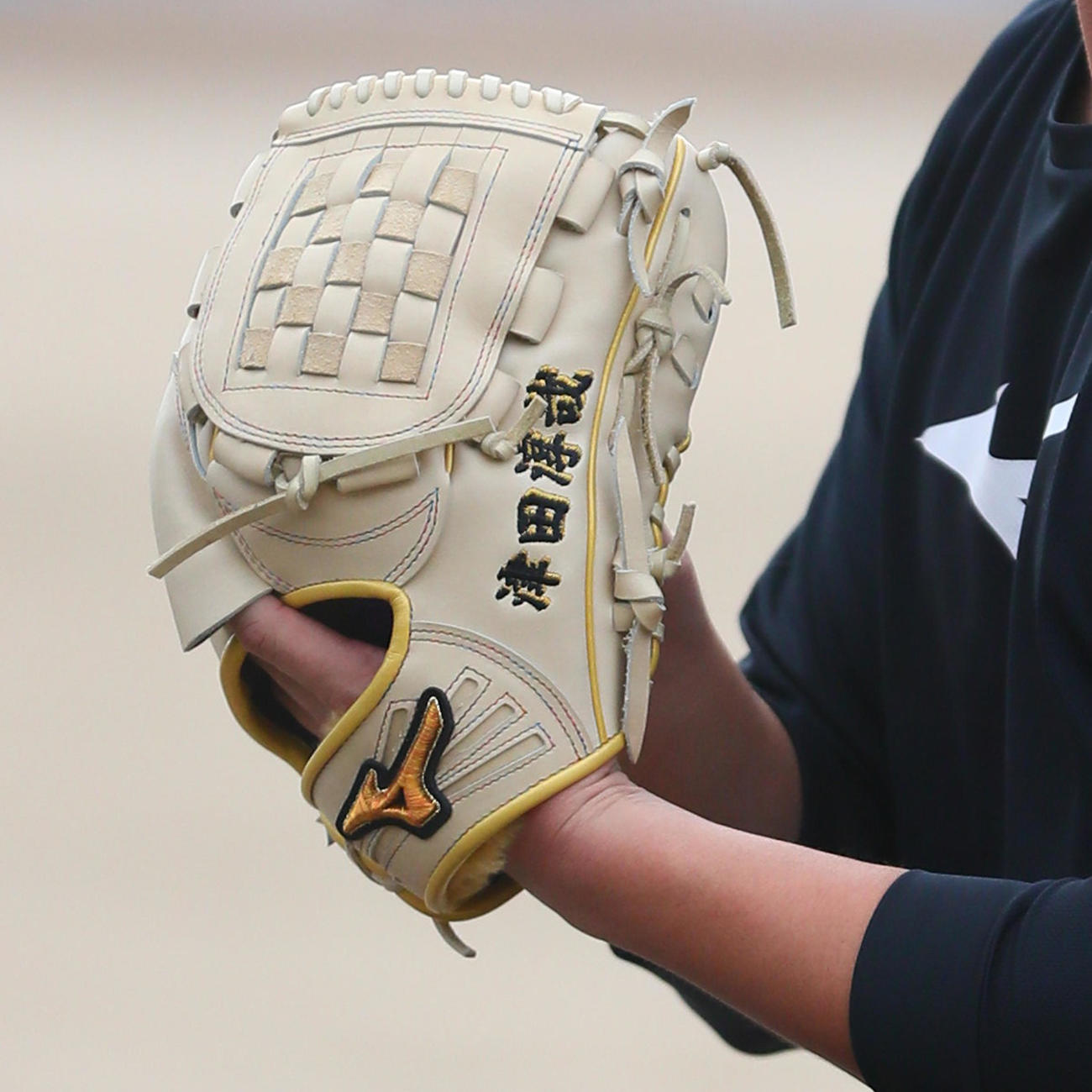 阪神津田のグラブ（撮影・上山淳一）