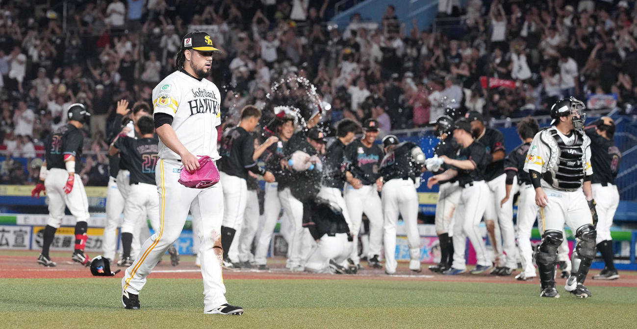 7月24日、角中にサヨナラ本塁打を浴び、がっくりと引き揚げるオスナ（撮影・鈴木みどり）