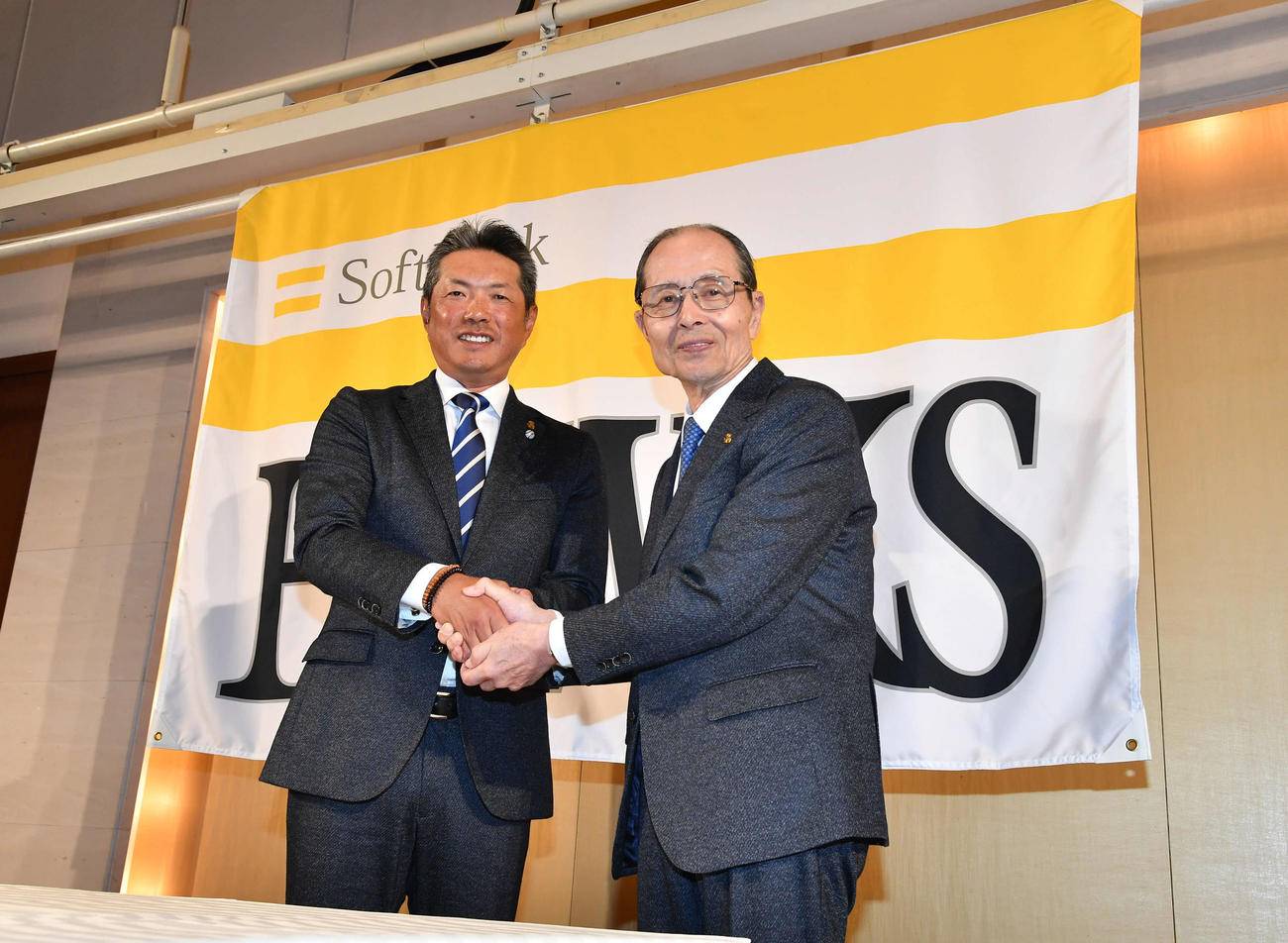 10月23日、監督就任会見で王球団会長兼特別チームアドバイザー（右）と握手を交わす小久保監督
