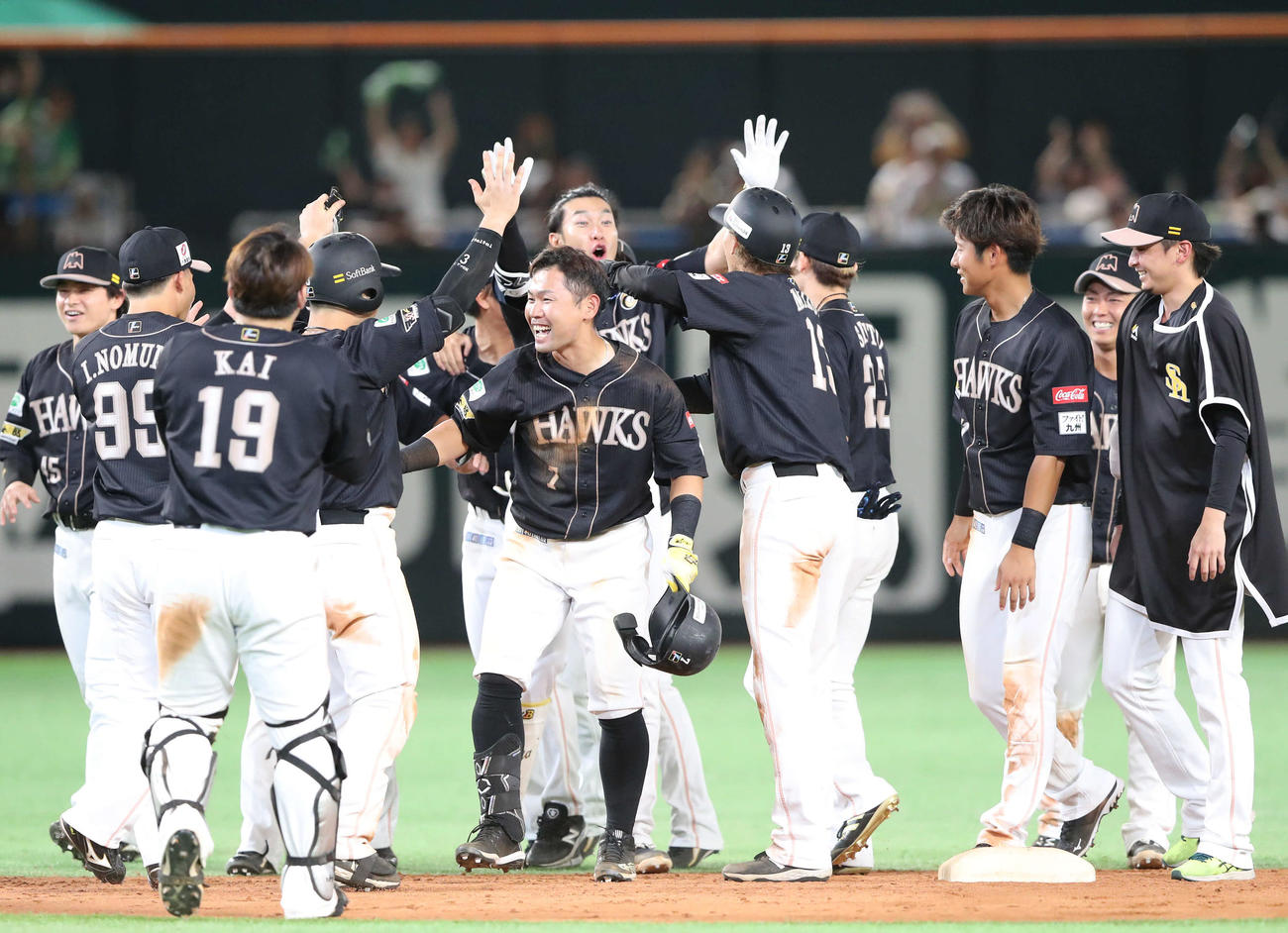6月24日、中村晃は左前にサヨナラ打を放ちナインに祝福される（撮影・梅根麻紀）