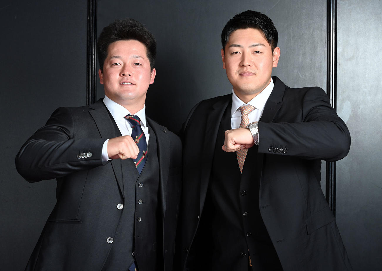 ポーズを決める笑顔を見せるDeNA牧（左）と巨人岡本和（撮影・たえ見朱実）