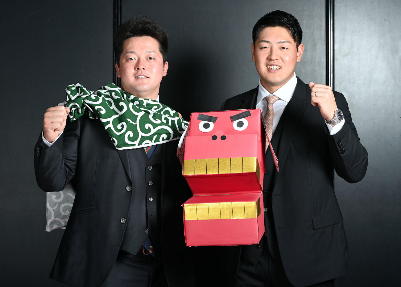 ポーズを決める笑顔を見せるDeNA牧（左）と巨人岡本和（撮影・たえ見朱実）