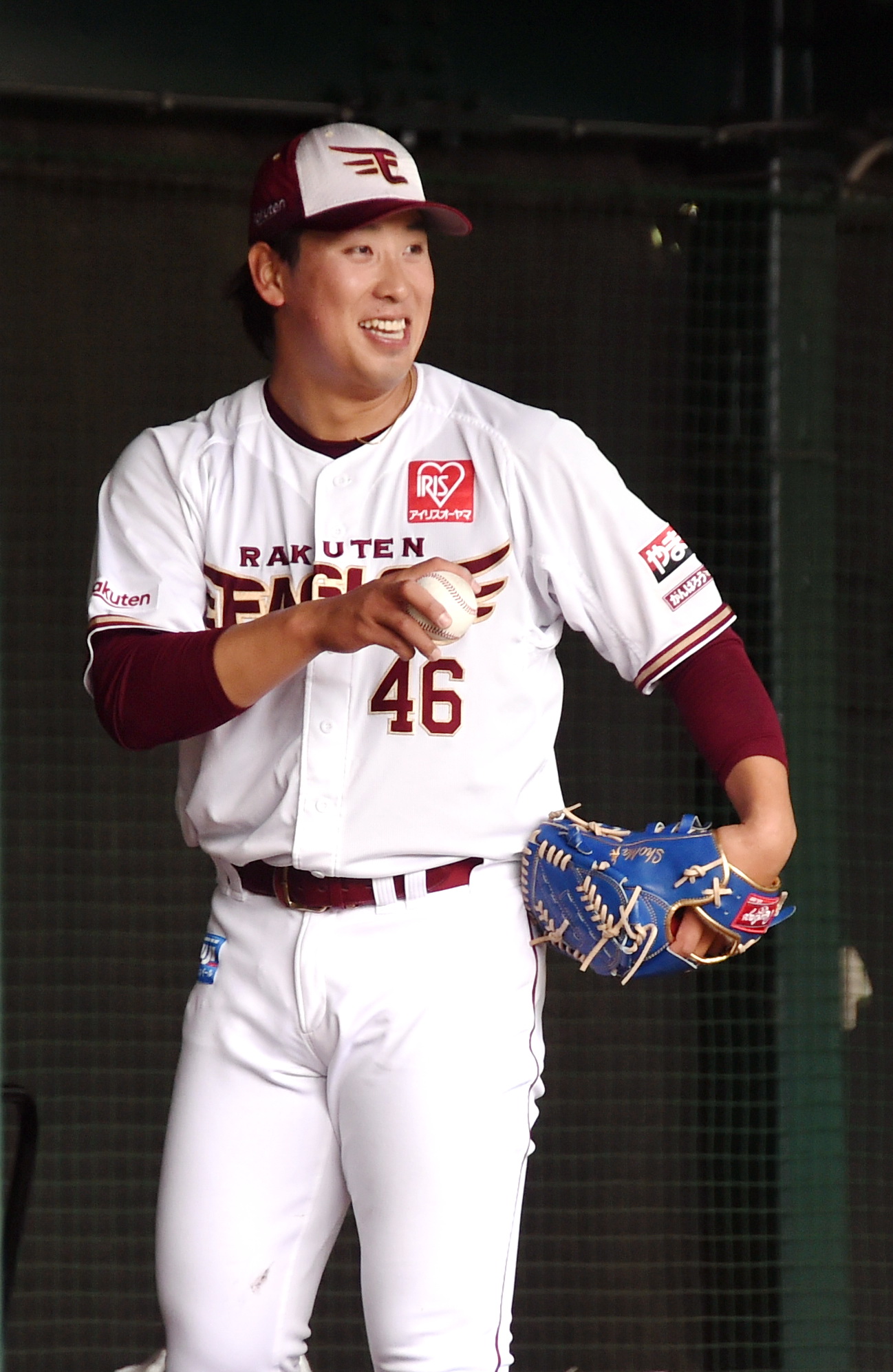 投球練習の合間に笑顔を見せる楽天藤平（2023年11月３日）