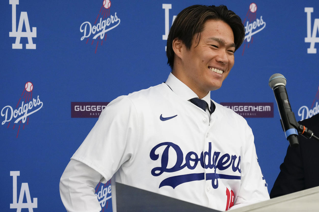 ドジャース入団会見を行った山本由伸（AP）