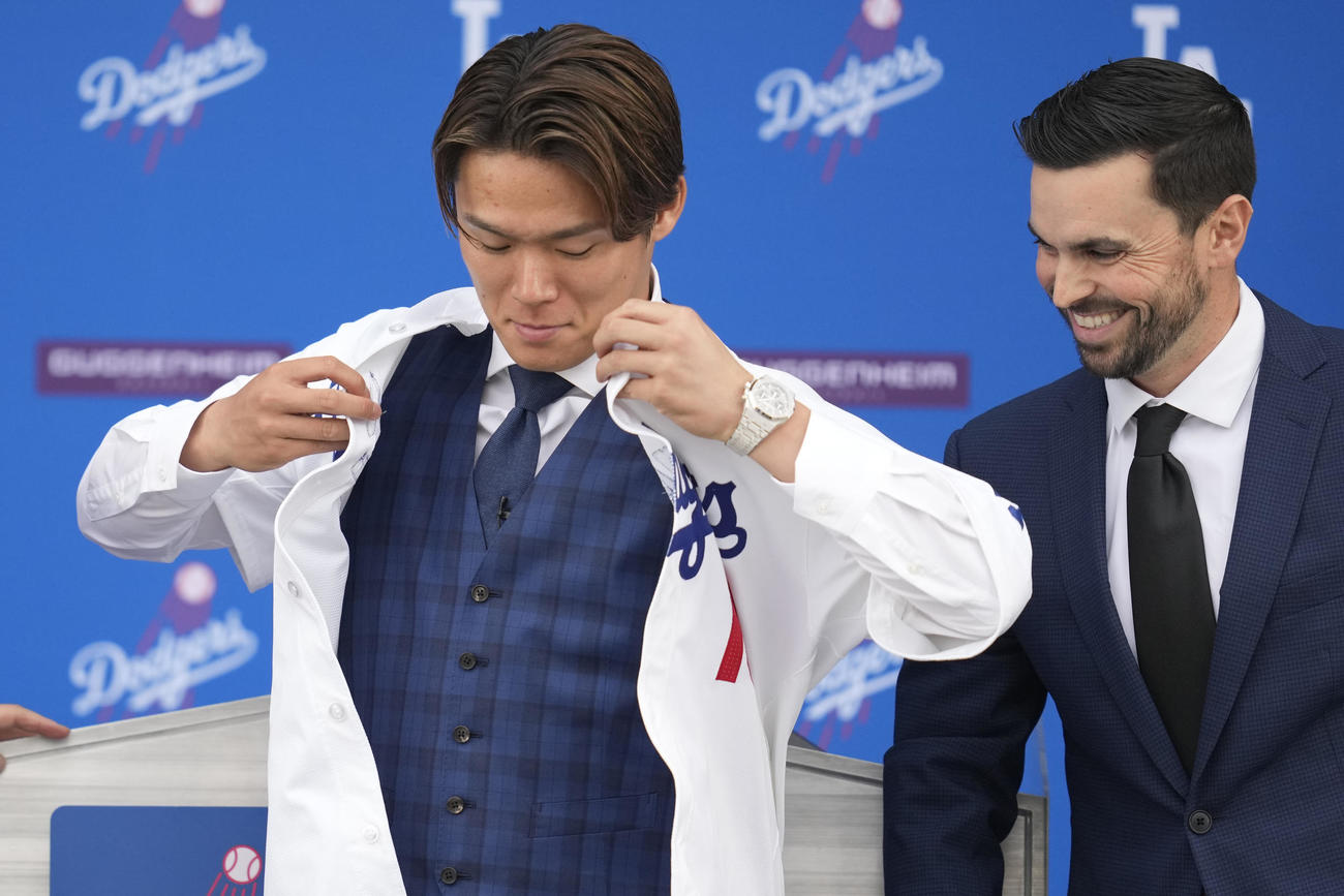 ドジャース入団会見を行った山本由伸（AP）