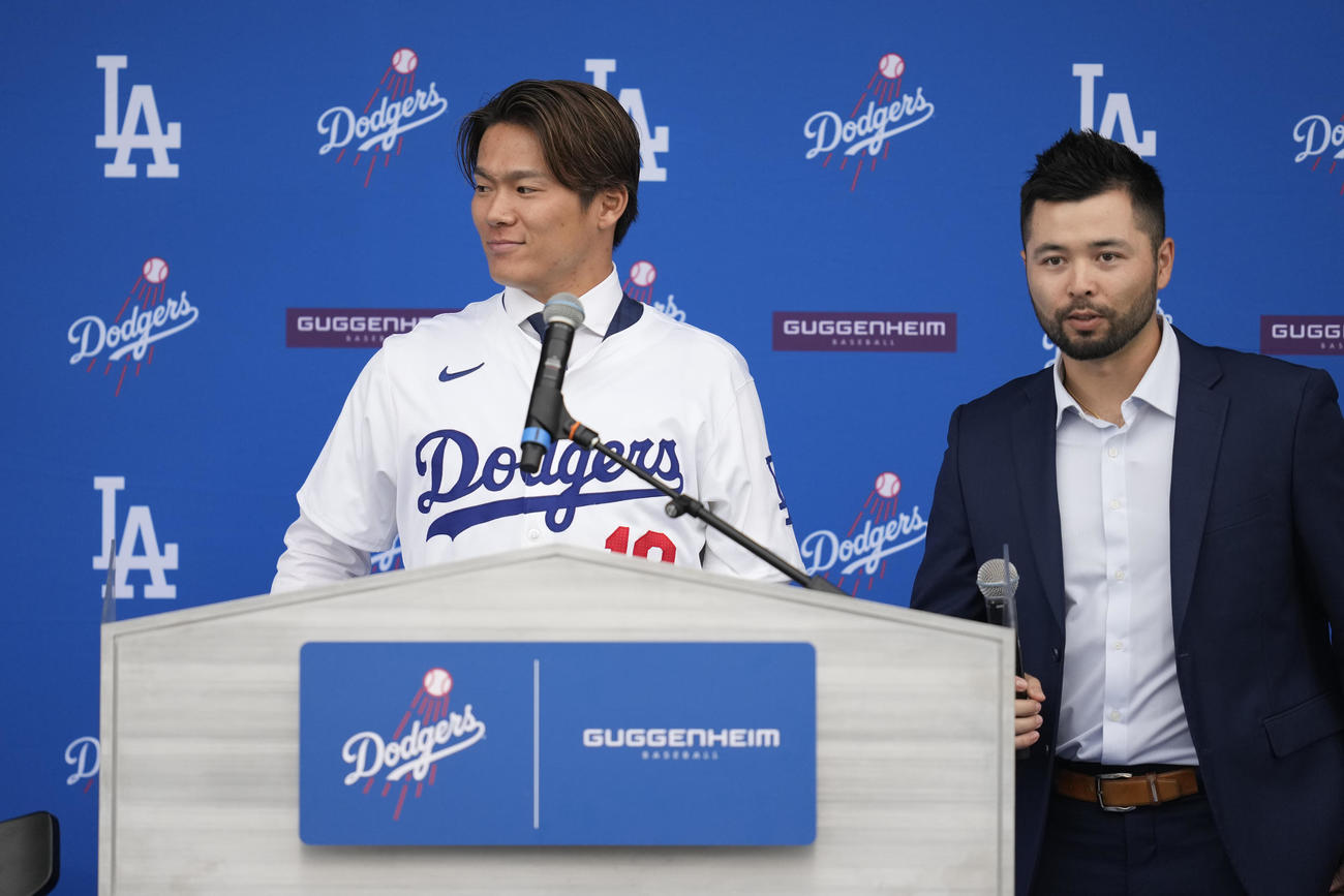 ドジャース入団会見を行った山本由伸（AP）