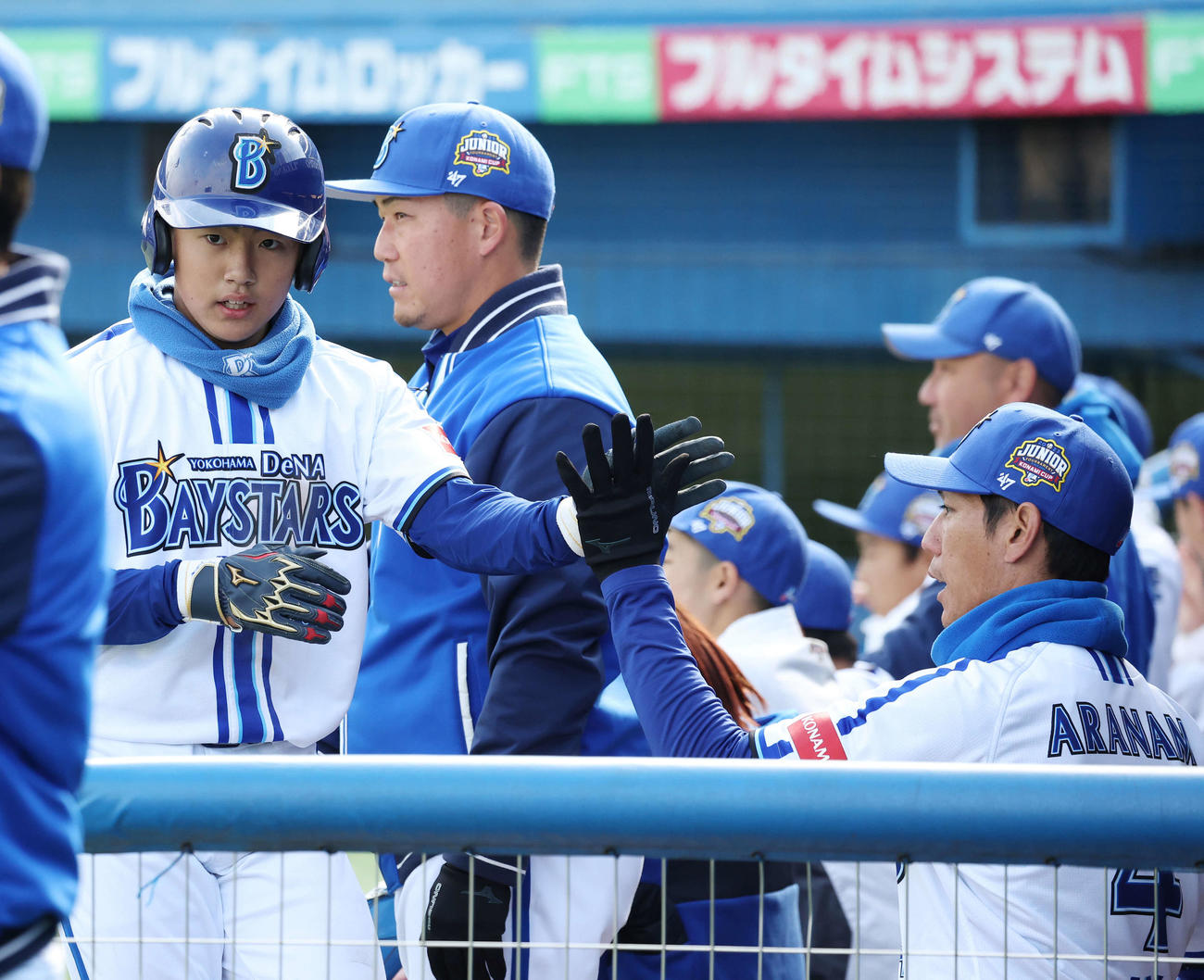 DeNAジュニア対ヤクルトジュニア　2回表DeNAジュニア無死一、三塁、内野ゴロ間に生還し、荒波監督（右）とタッチ交わす井端巧（撮影・宮地輝）