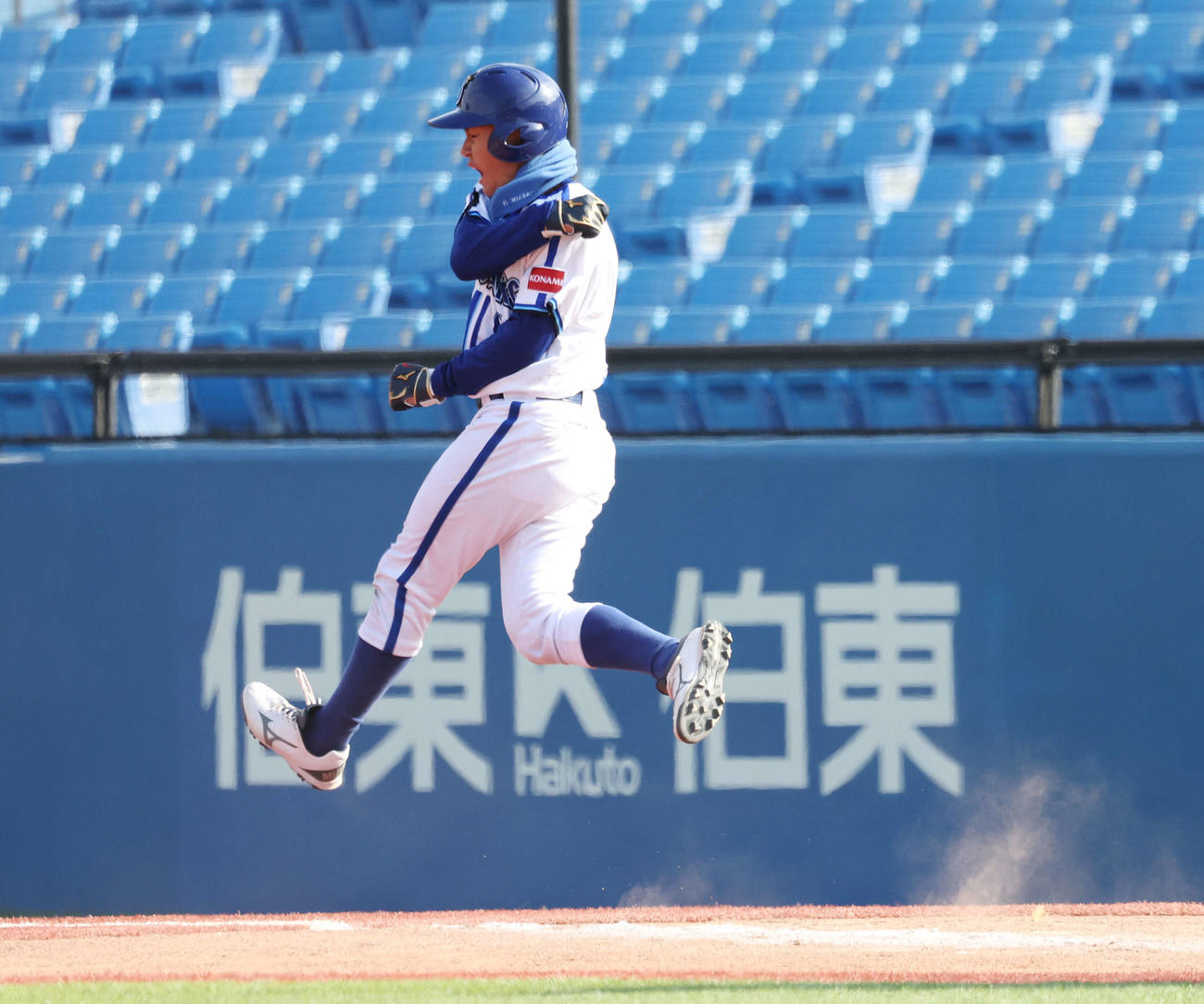 DeNAジュニア対ヤクルトジュニア　2回表DeNAジュニア無死、三塁内野安打を放ち、ガッツポーズする井端巧（撮影・宮地輝）
