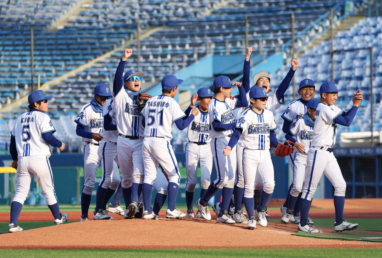 巨人ジュニア対DeNAジュニア　優勝し、歓喜するDeNAジュニアナイン（撮影・宮地輝）