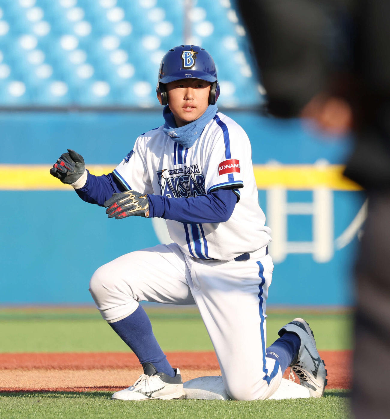 巨人ジュニア対DeNAジュニア　4回裏DeNAジュニア無死、三塁内野安打を放ち、悪送球の間に二塁に進む井端巧（撮影・宮地輝）