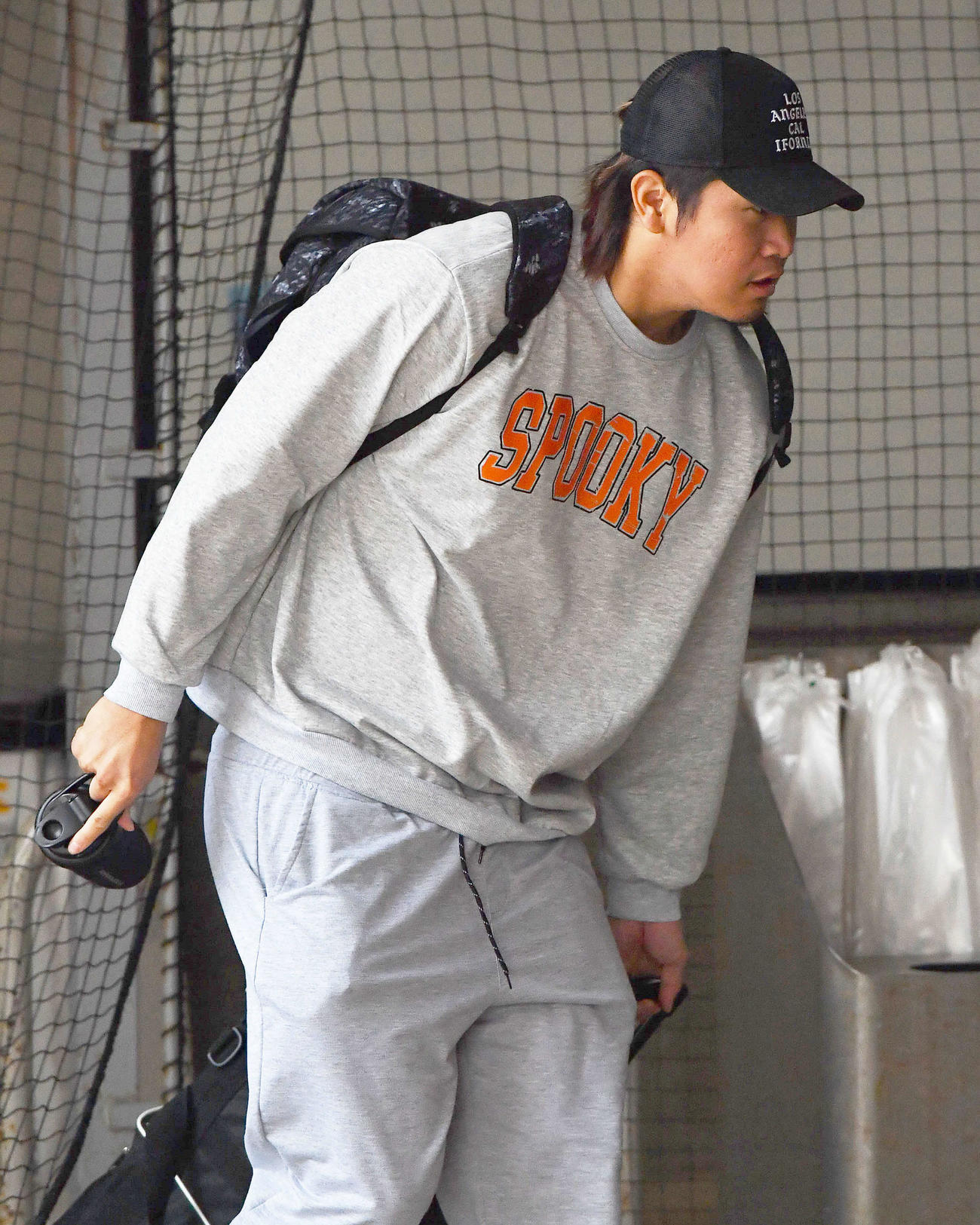 所用を済ませて引き揚げる杉山（撮影・岩下翔太）