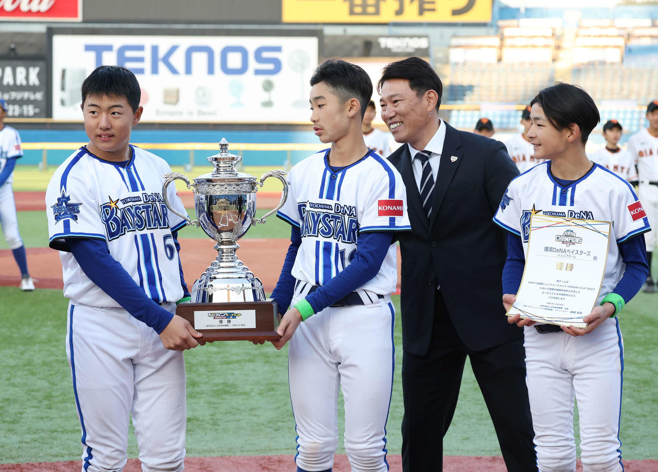 笑顔を見せる侍ジャパン井端監督（左から3人目）と優勝した左から長男のDeNAジュニア巧、染谷、1人おいて笹谷（撮影・宮地輝）