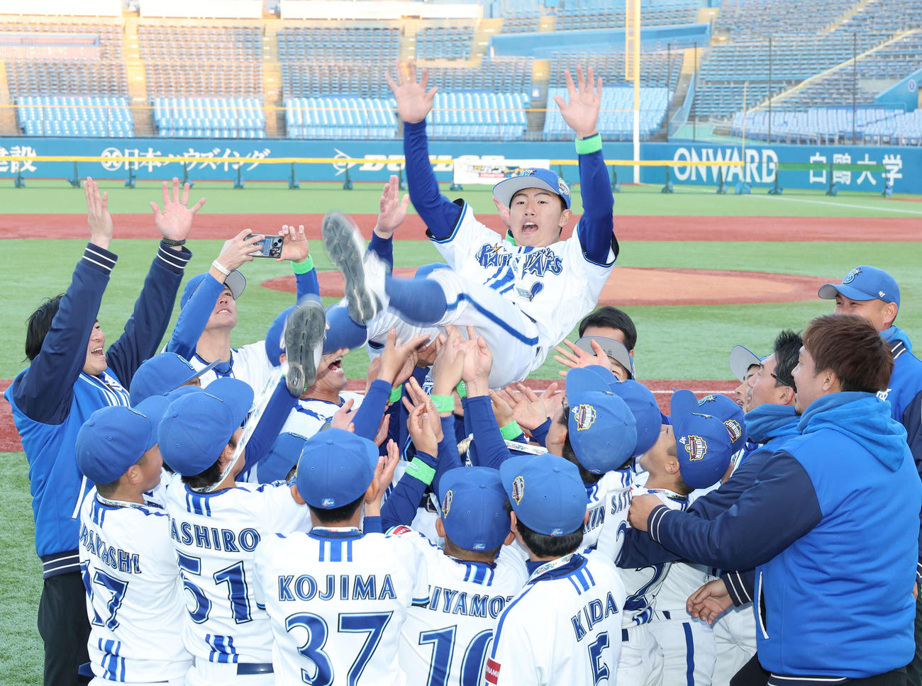 優勝し、仲間に胴上げされるDeNAジュニア井端巧（撮影・宮地輝）