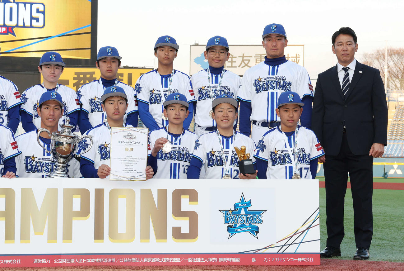 優勝した長男のDeNAジュニア巧（手前左から2人目）と記念撮影する侍ジャパン井端監督（右）（撮影・宮地輝）