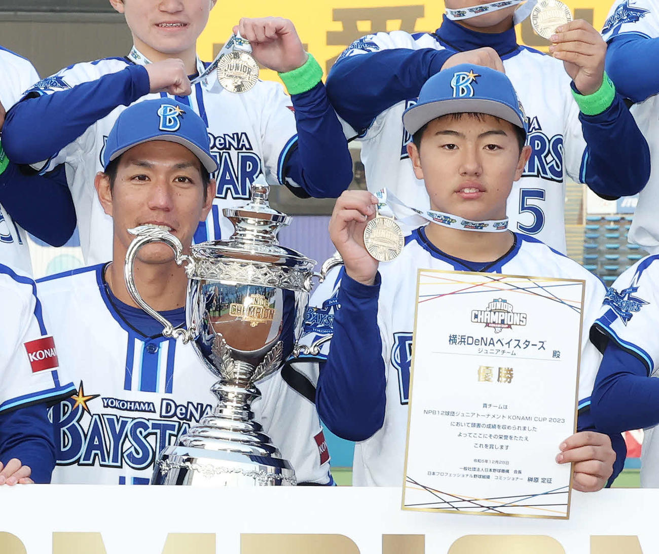 優勝し、記念撮影するDeNAジュニア荒波監督（左）と井端巧（撮影・宮地輝）